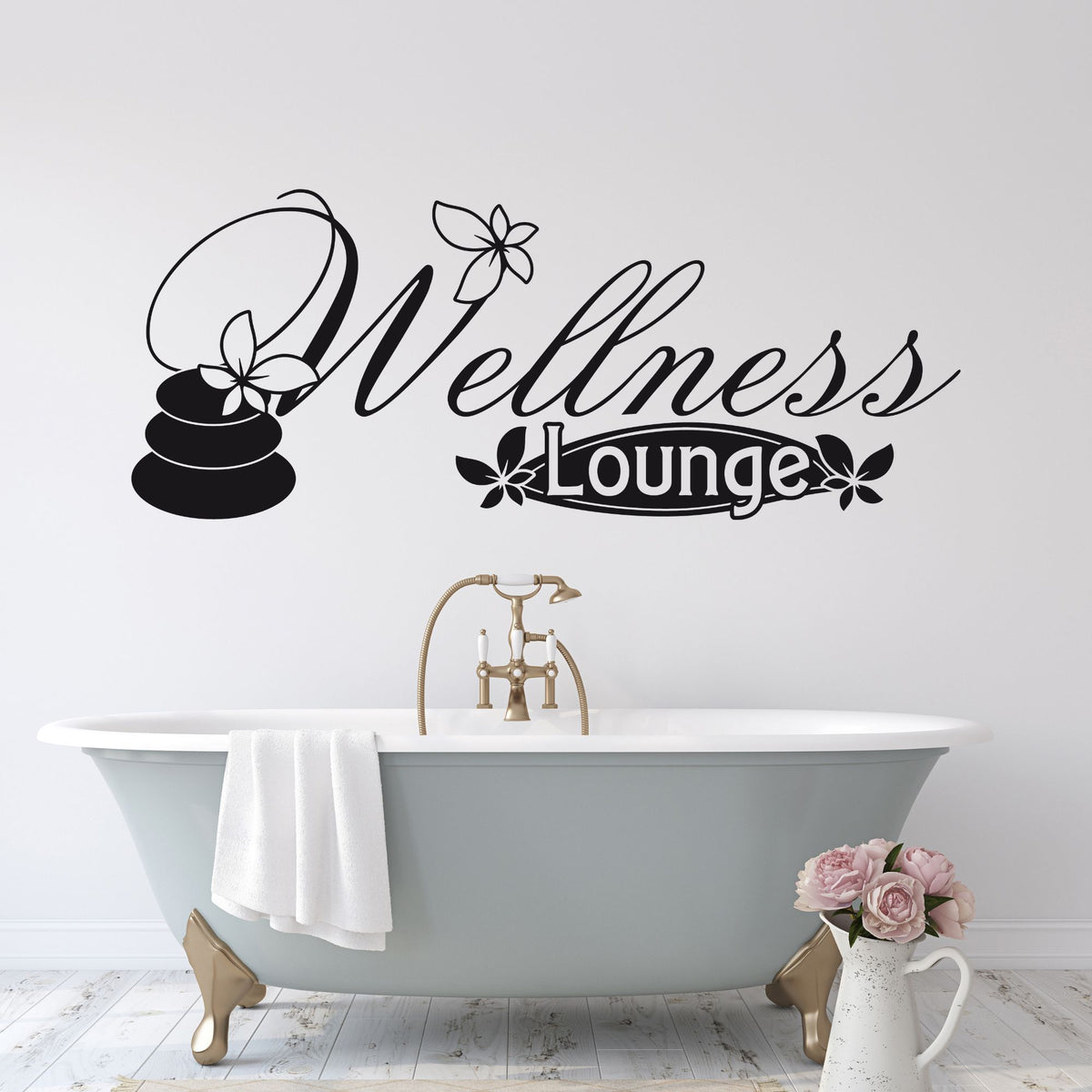 Schwarzer Wandaufkleber "Wellness Lounge" über einer Badewanne