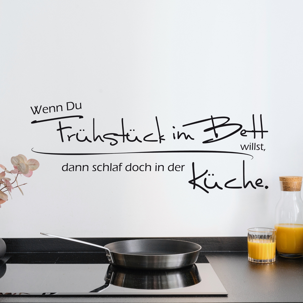 Wandtattoo mit schwarzer Schrift und Pfanne, Küchenstil.