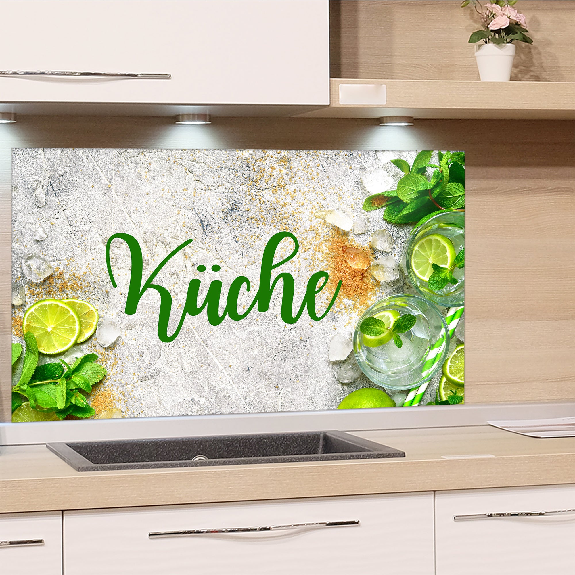 Küchenrückwand mit Limetten, Minze und grauem Hintergrund.