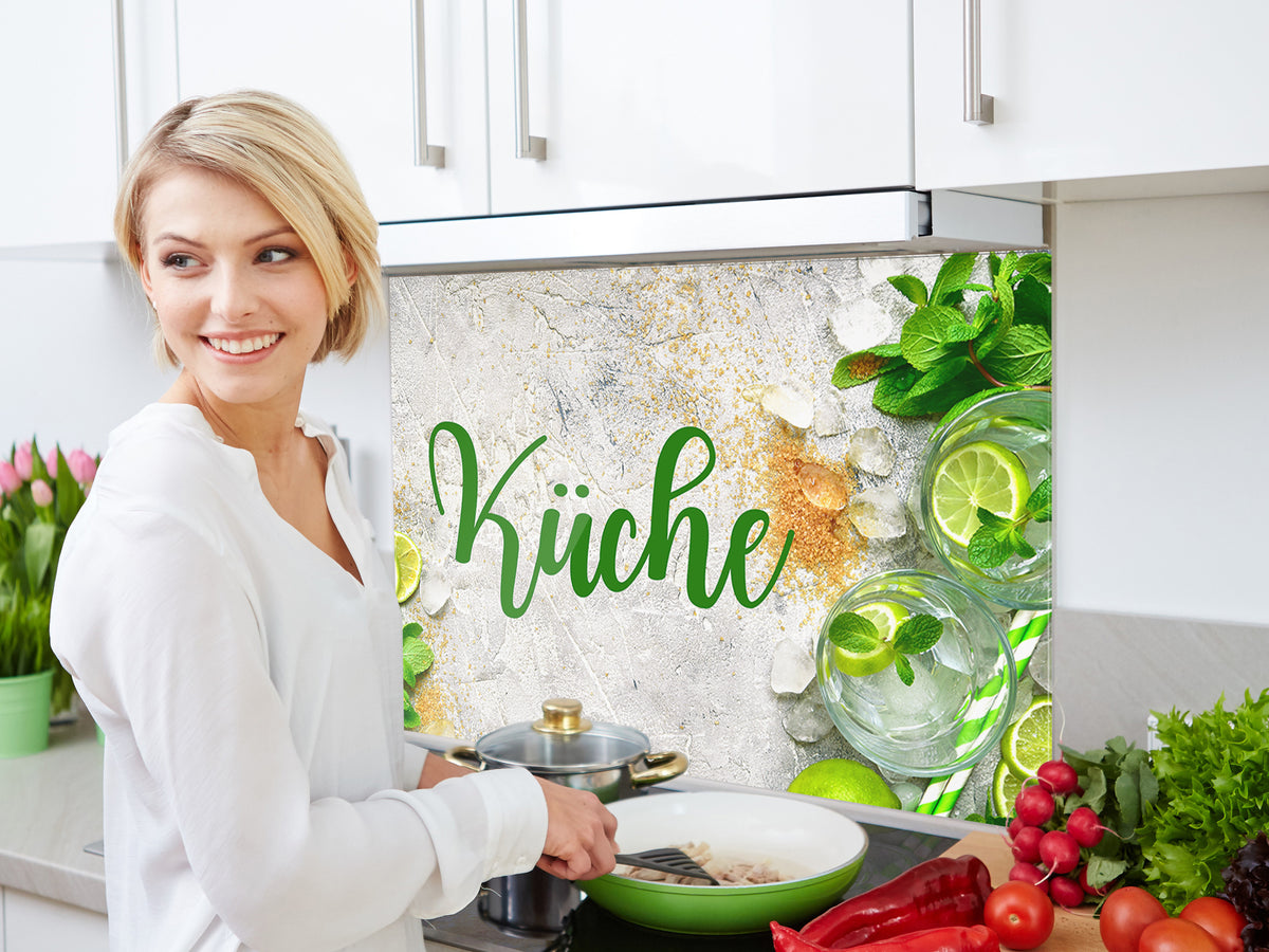 Küche mit frischen Kräutern, Zitrusfrüchten und Gemüse.