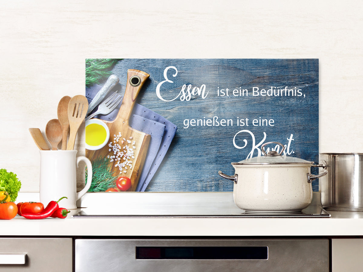 Holzbild mit Küchenutensilien und Schriftzug in Weiß.