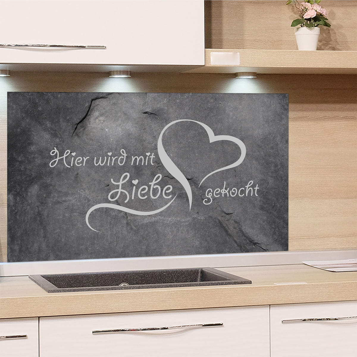 Küchenrückwand in Grau mit Schriftzug über Liebe.