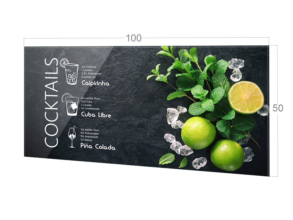 Cocktailkarte mit Limetten, Minze und Eiswürfeln.
