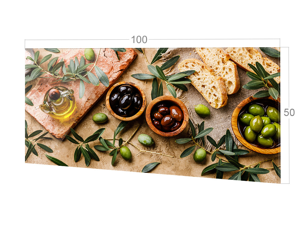 Olivenöl, schwarze und grüne Oliven, Brot, Olivenzweige.