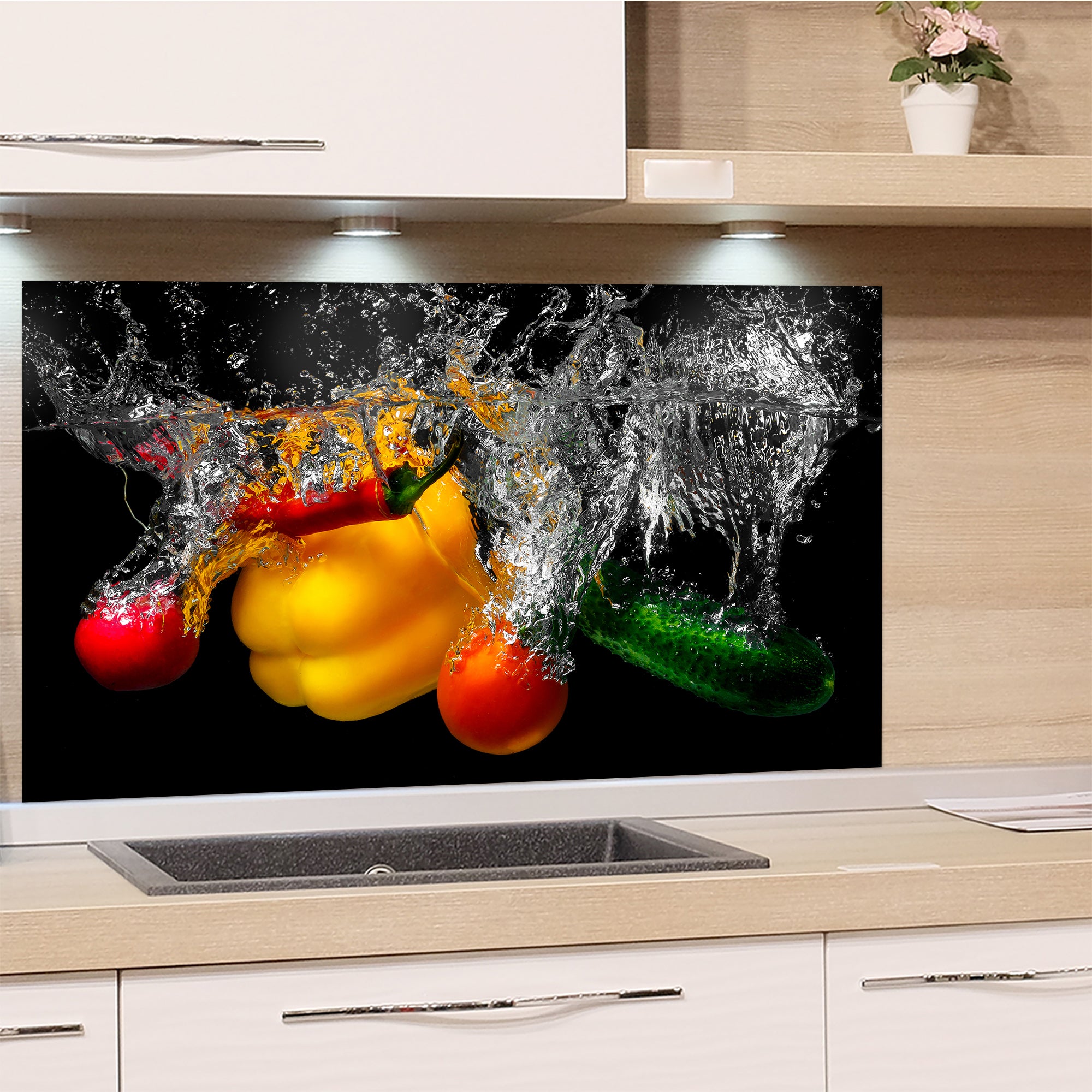 Bunte Paprika und Tomaten spritzen ins Wasser.