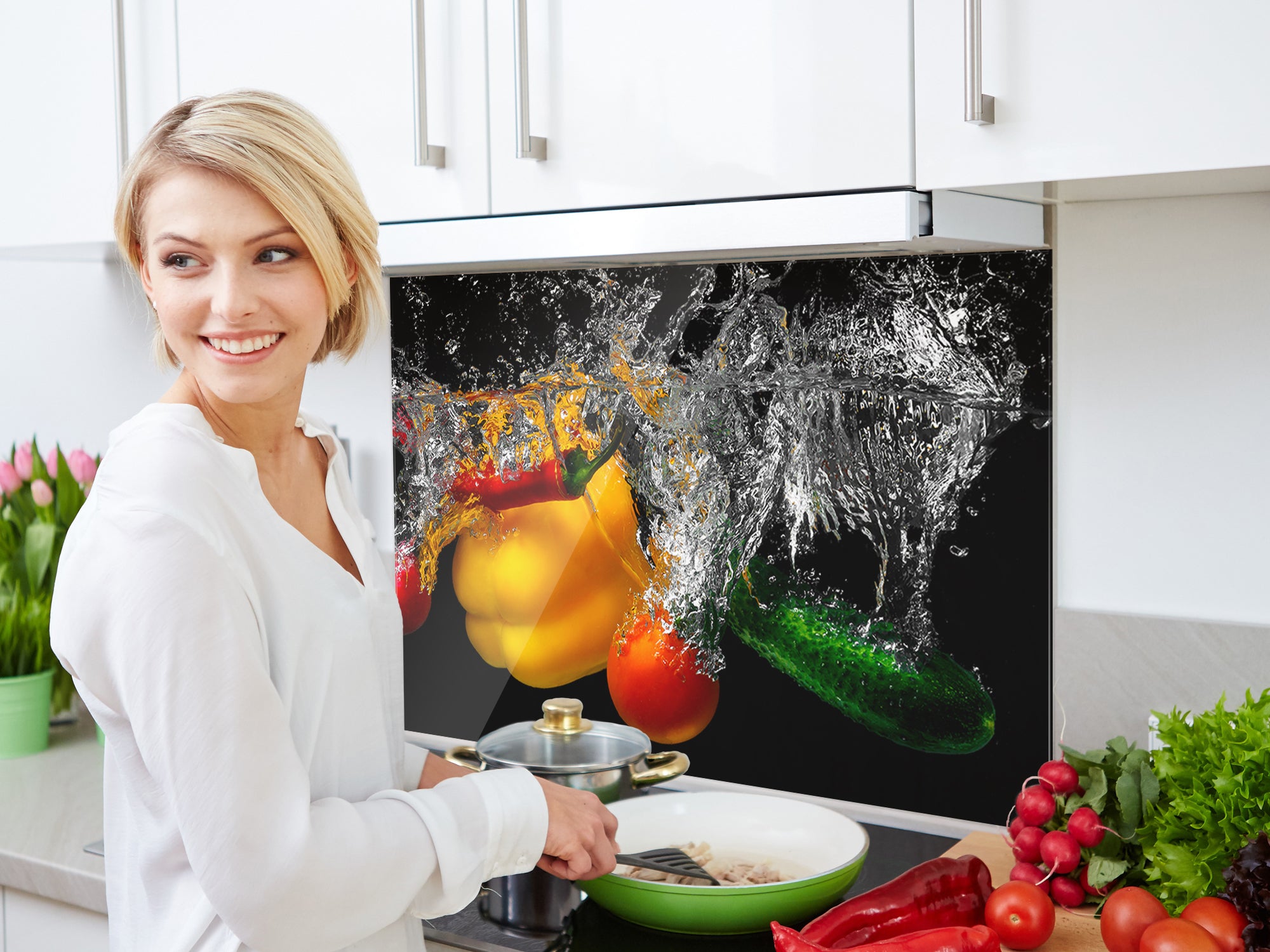 Bunte Paprika und Gurke im Wasser, moderne Küche.