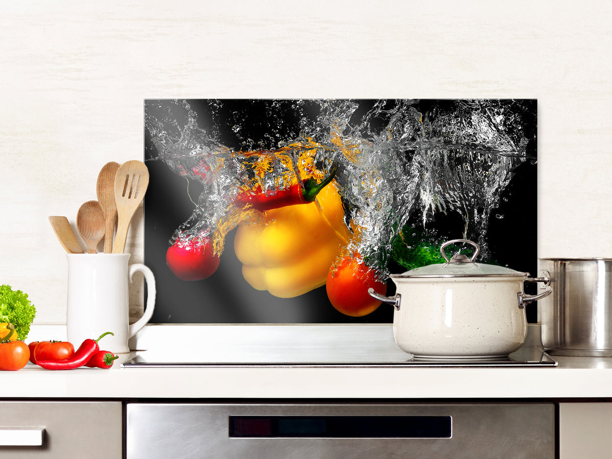Bunte Paprika und Tomaten spritzen in Wasser.