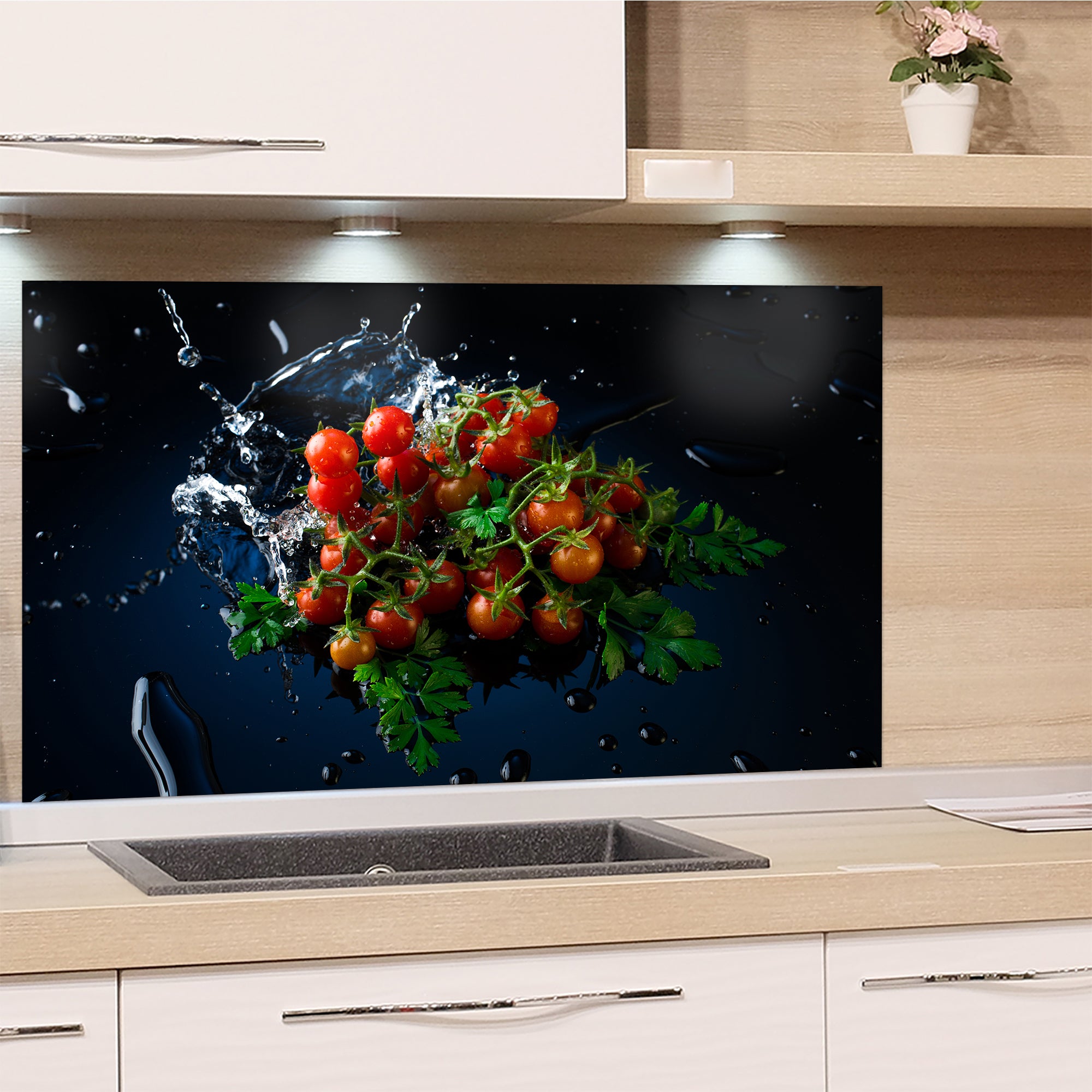 Kirschtomaten mit Wasser spritzend, grüne Blätter, dunkler Hintergrund.