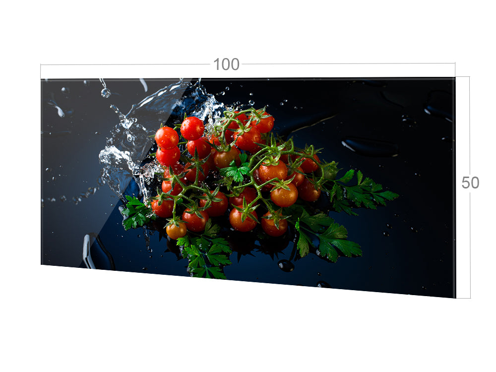 Reife, rote Kirschtomaten mit frischem Grün, spritzendes Wasser.