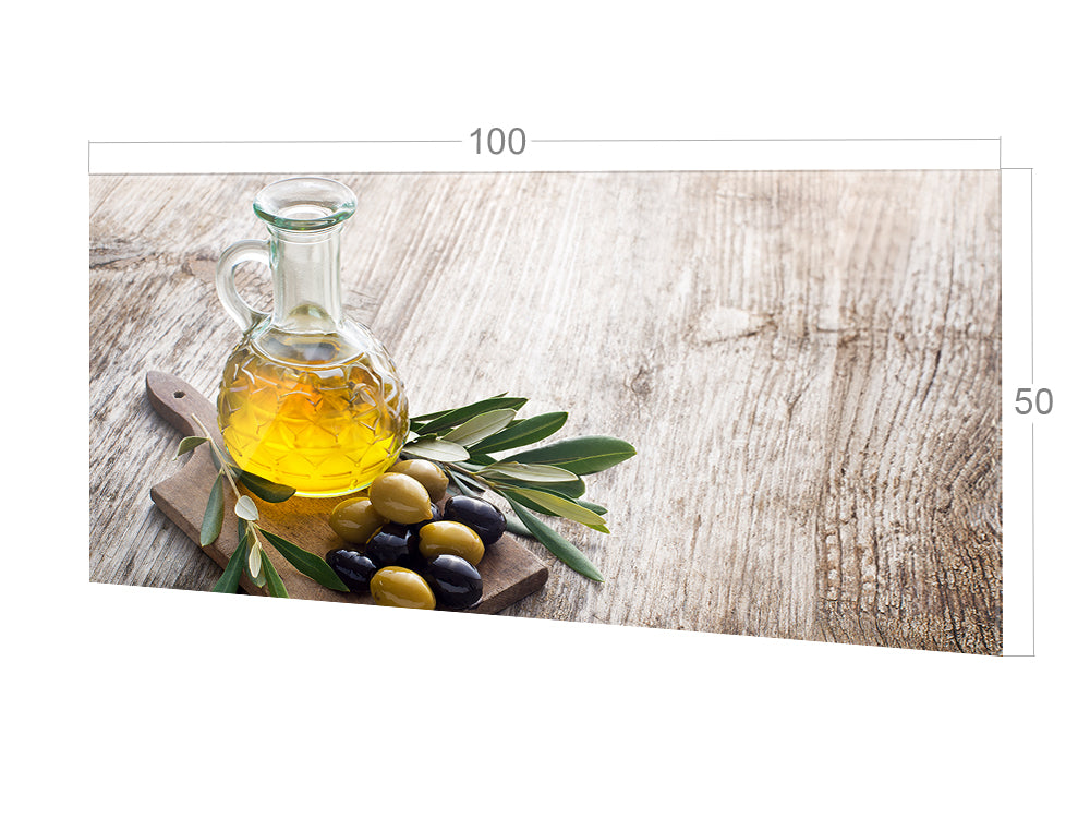 Olivenöl in Glasflasche mit Oliven und Olivenzweigen.