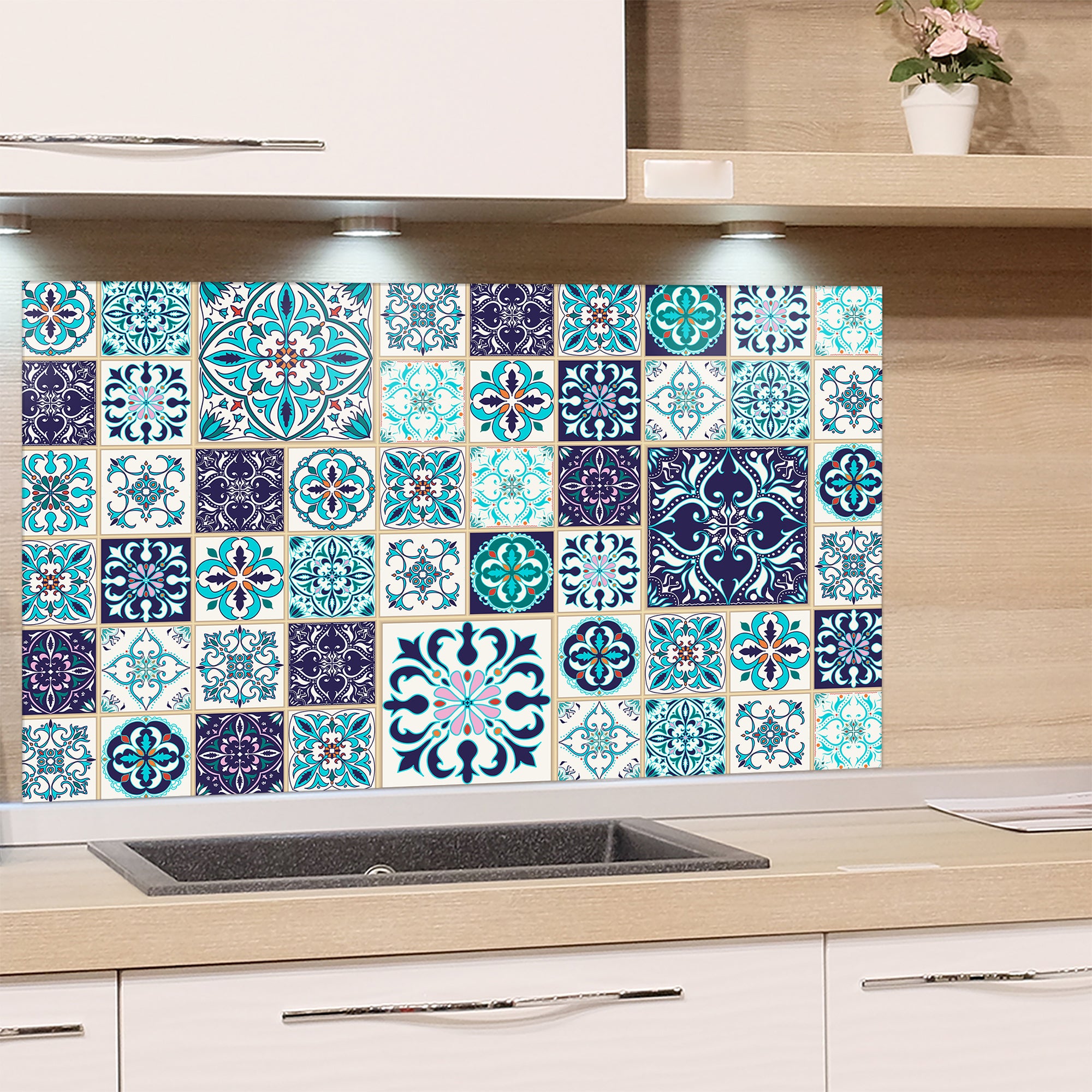 Bunte Fliesenwand in Blau- und Türkistönen mit Mustern.