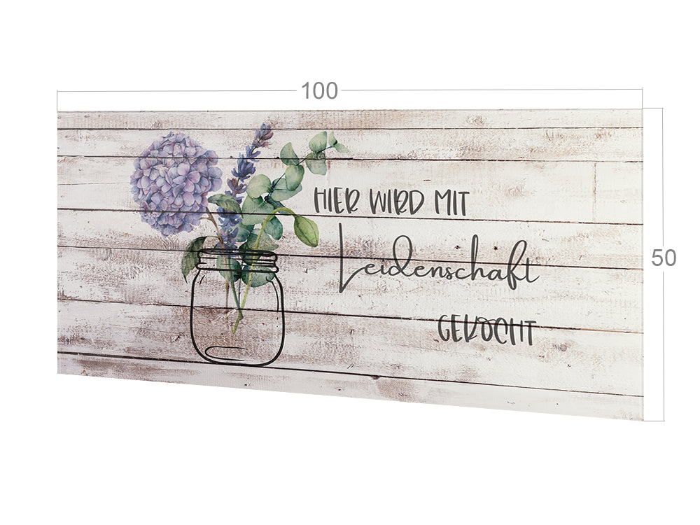 Vase mit lila Blumen und Schriftzug auf Holzoptik.