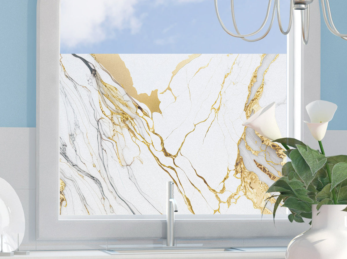 Fensterfolie mit weißem, grauem und goldenem Marmor-Muster.