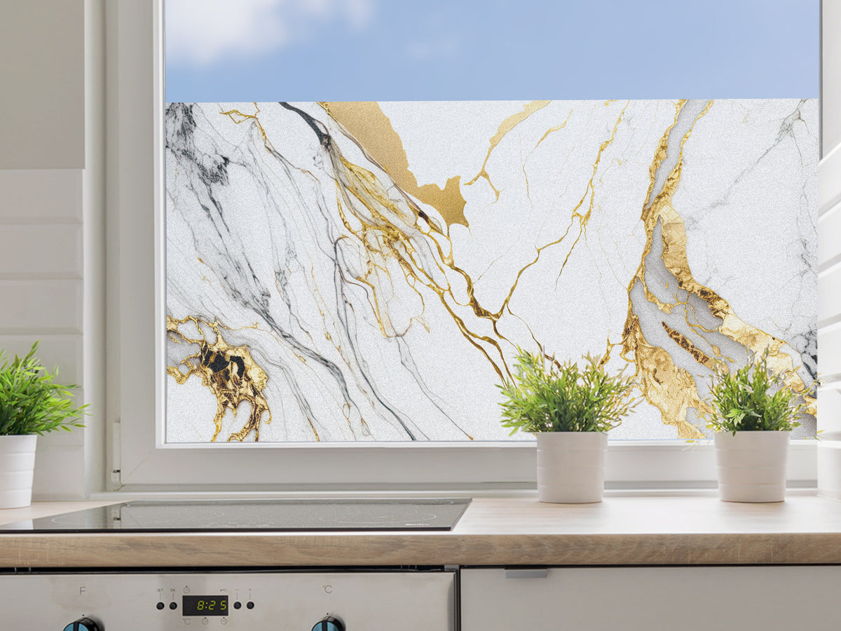 Marmorfolie mit goldenen und grauen Adern, Küchenfenster.
