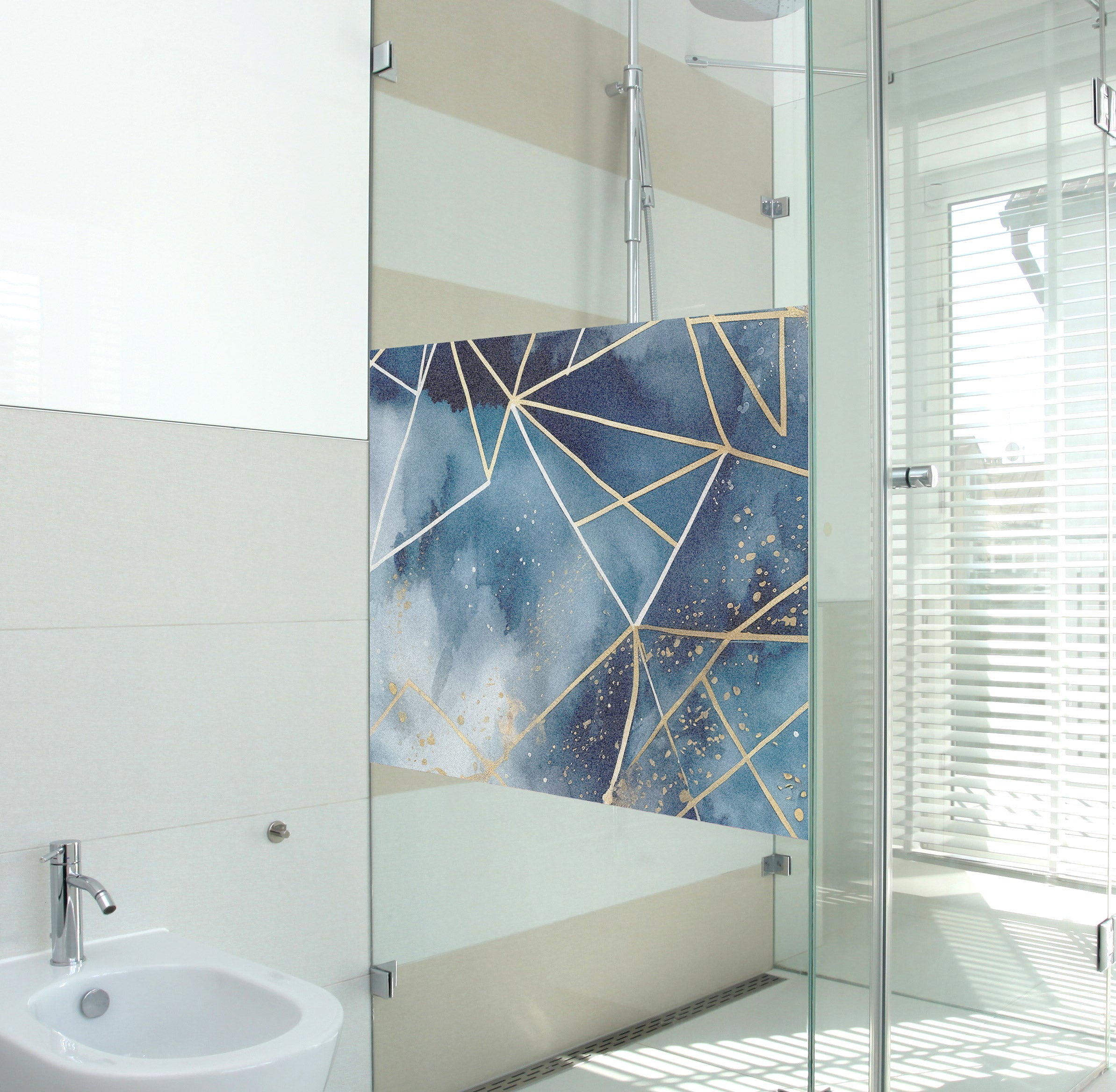 Duschabtrennung mit geometrischem, blau-goldenem Design.