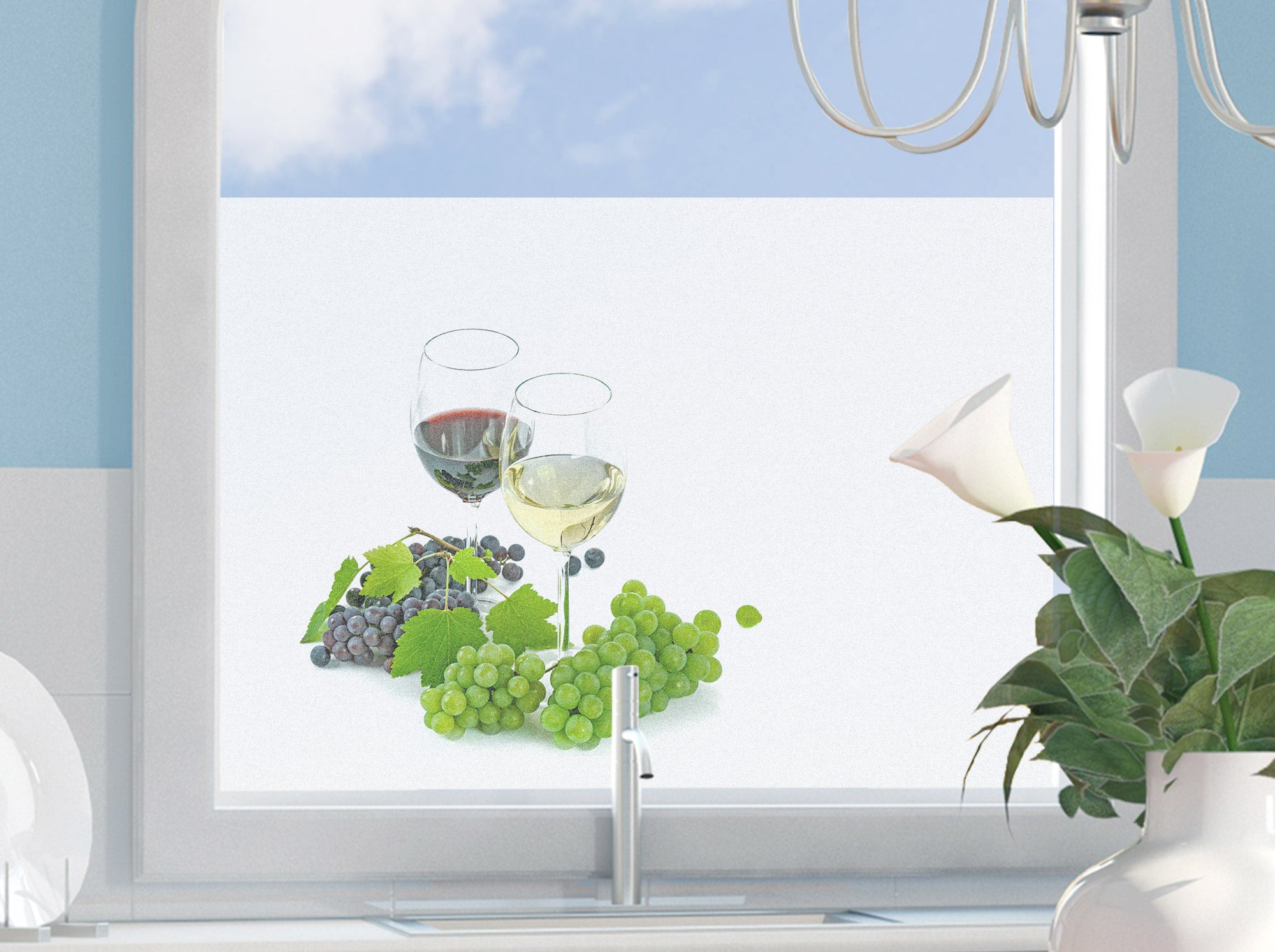 Rot- und Weißwein mit Trauben und grünen Blättern.