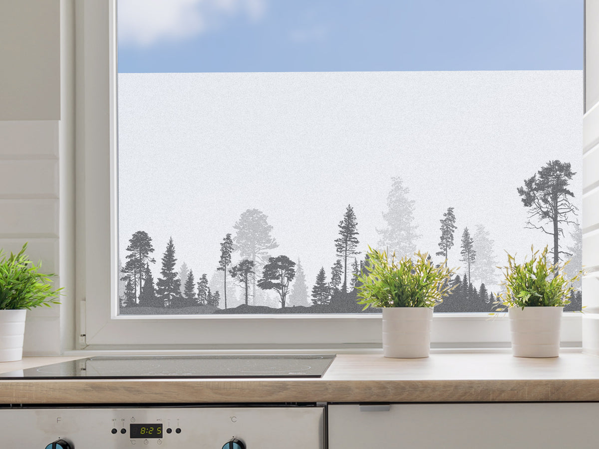 Frosted Fensterfolie mit Waldmotiv und grünen Pflanzen.
