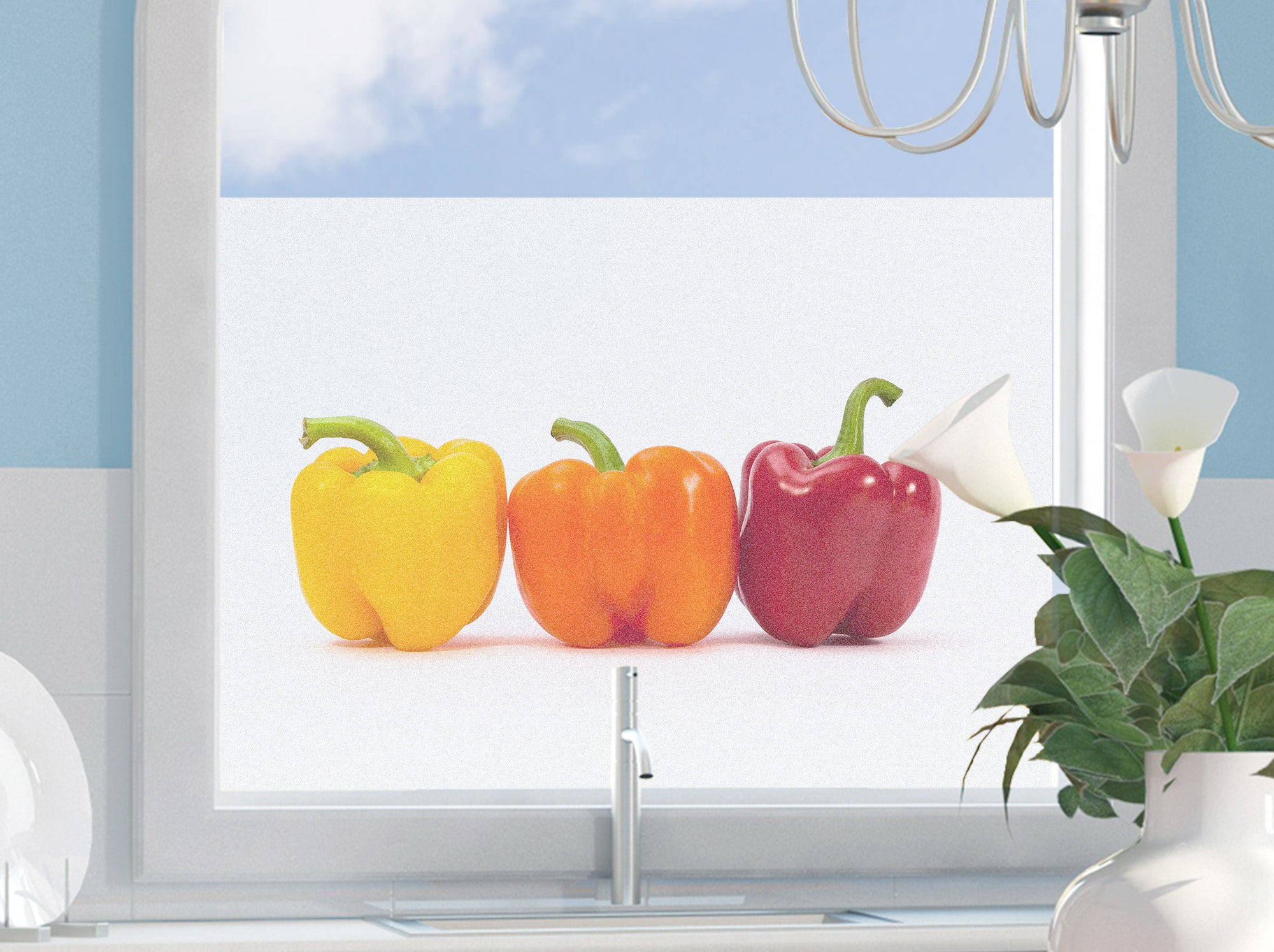 Drei Paprika in Gelb, Orange und Rot vor einem Fenster.