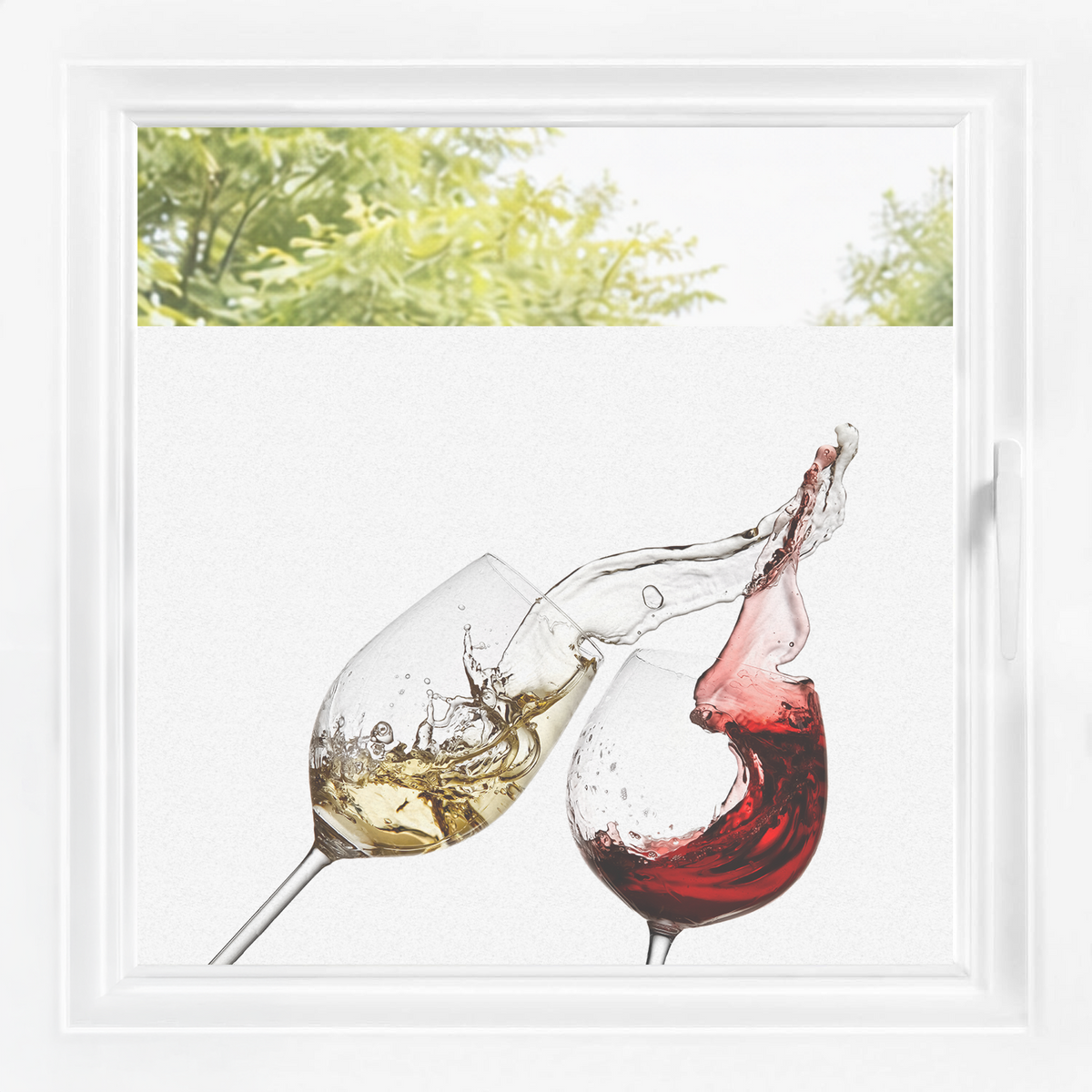 Zwei Weingläser mit weißem und rotem Wein, spritzend.