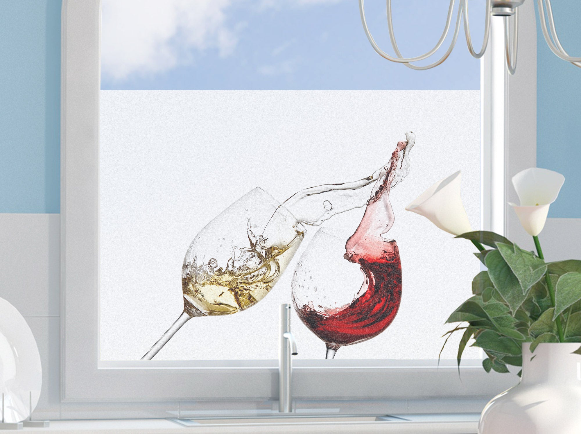 Weiß- und Rotwein in Gläsern mit Spritzern.