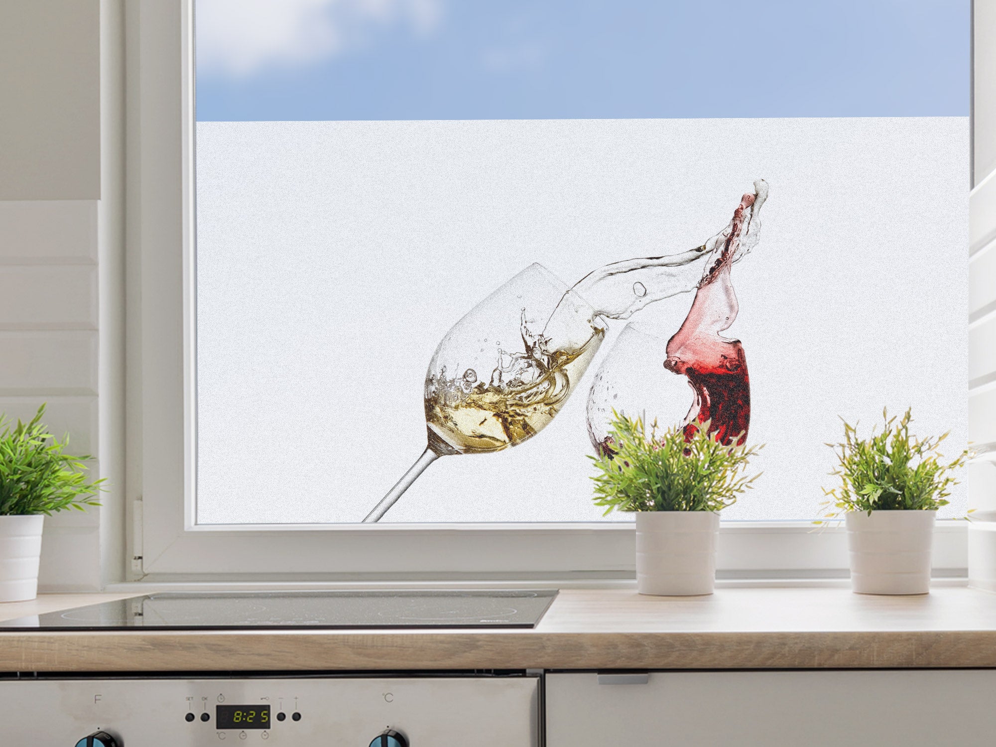 Weiß- und Rotwein in Gläsern, spritzende Flüssigkeit.