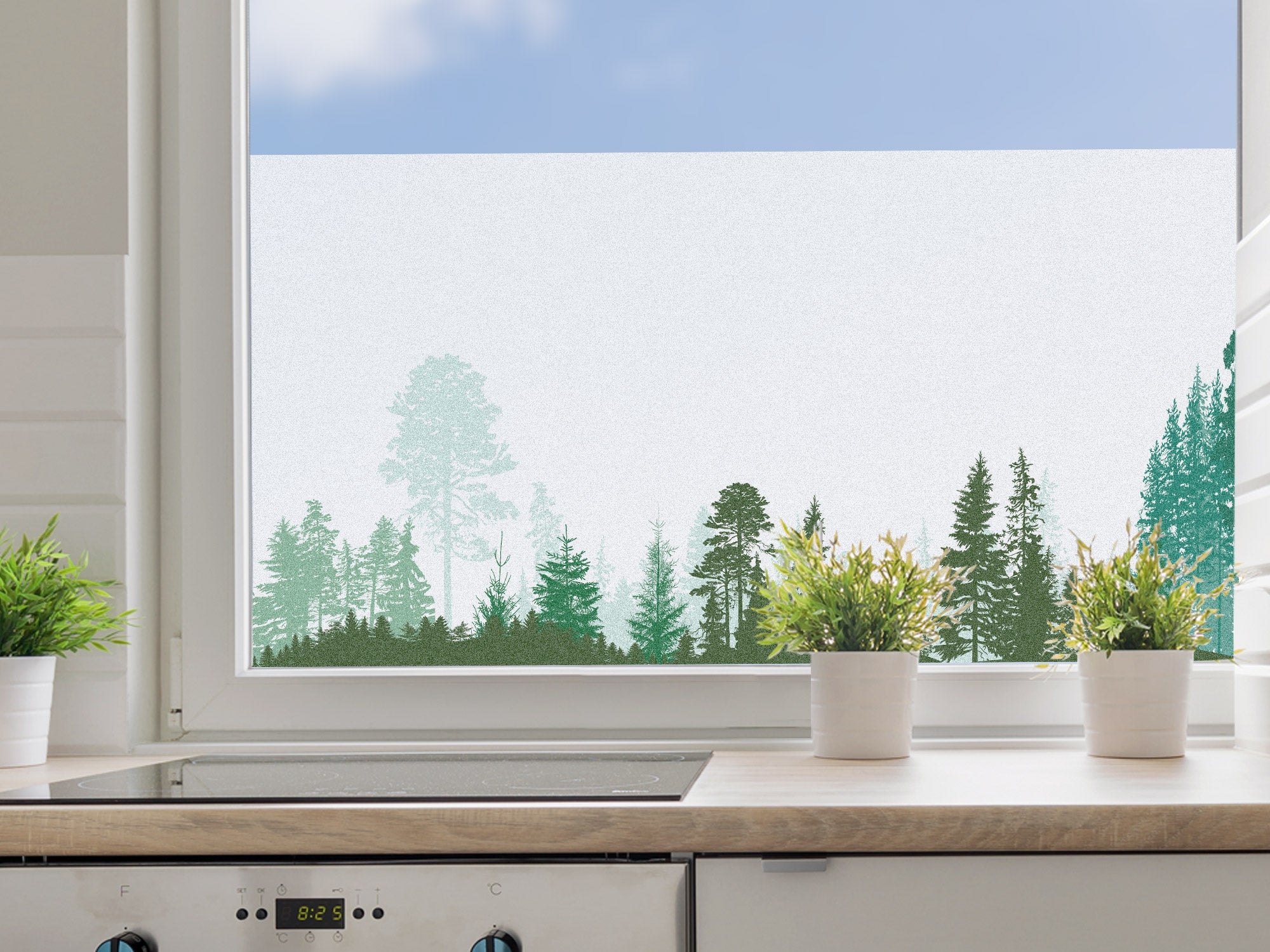 Fensterfolie mit grünen Baum-Silhouetten und klarem Himmel.