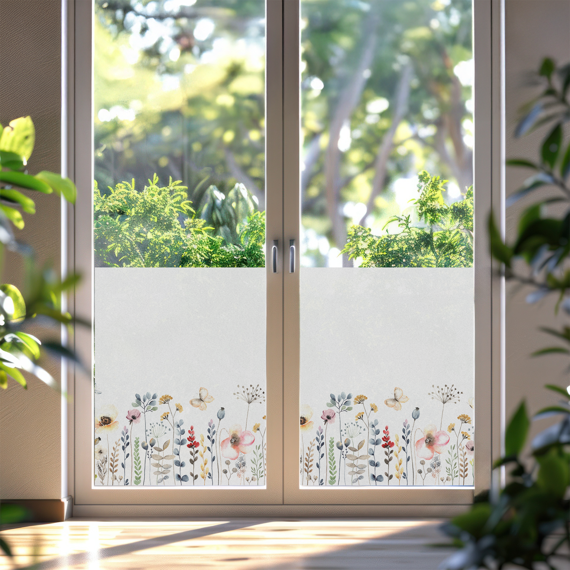 Blumenmuster auf milchigem Fensterfolie, helle Farben.