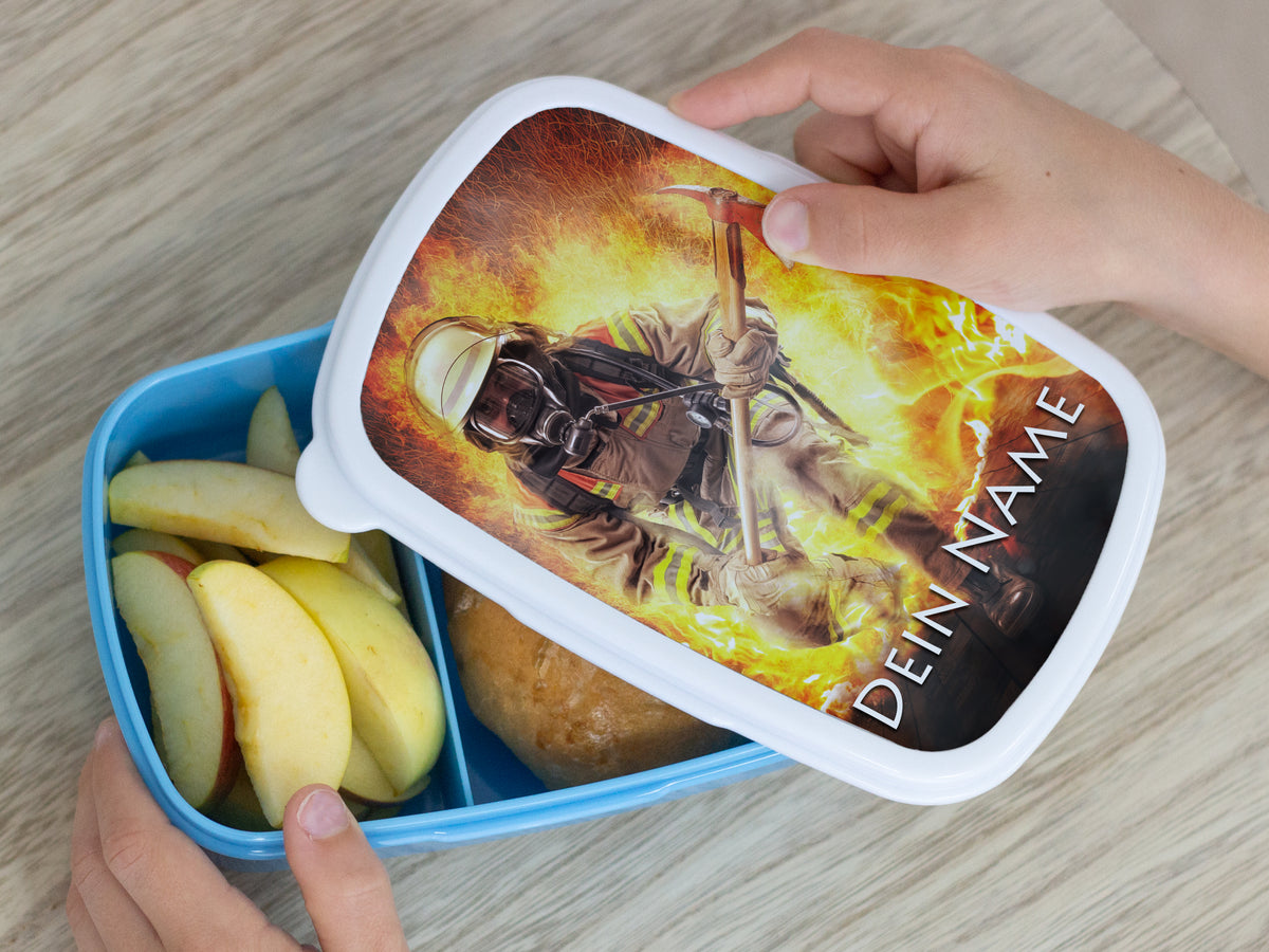 Bunte Brotdose mit personalisiertem Deckel und Äpfeln.