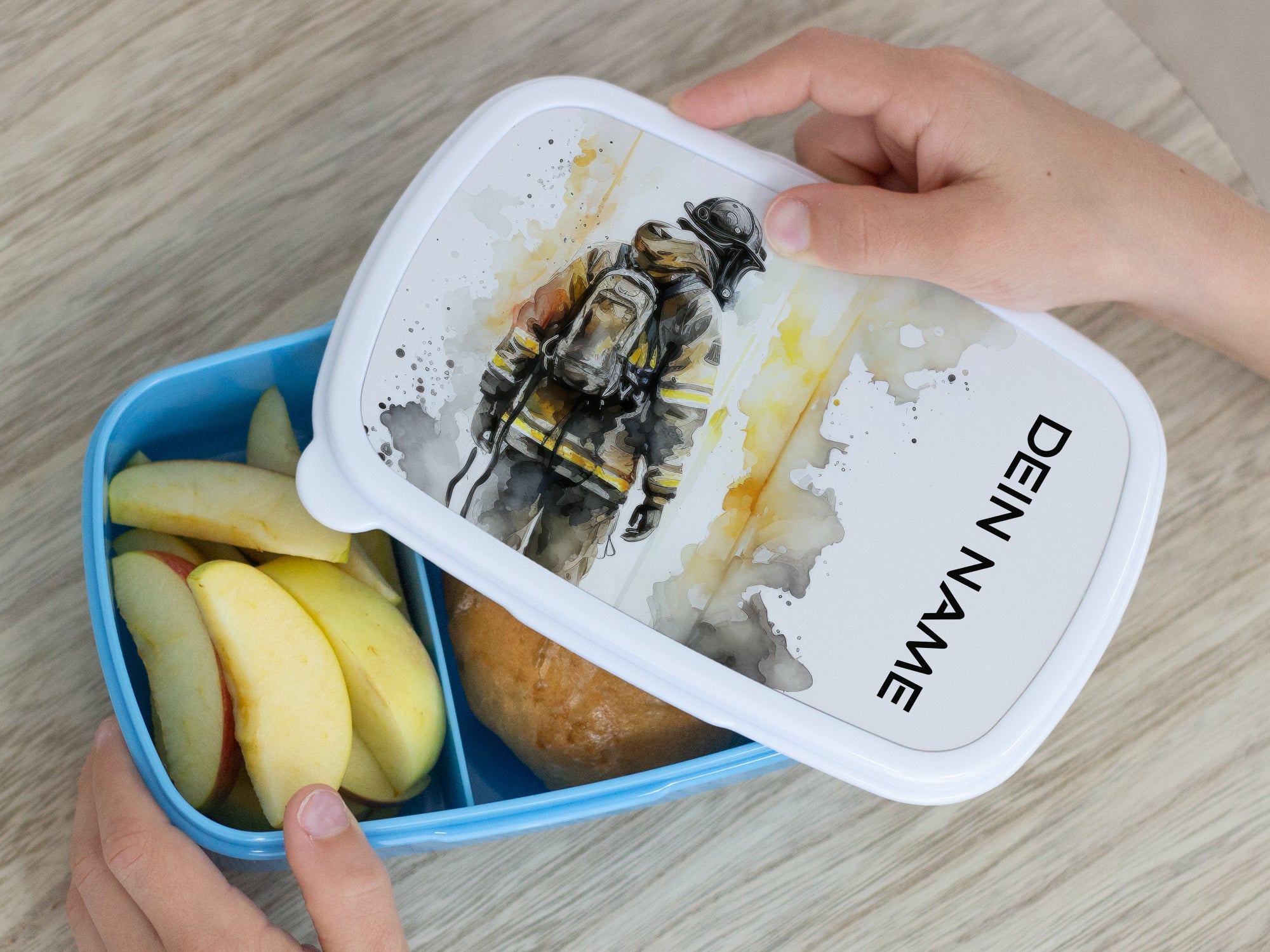 Blaue Brotdose mit Feuerwehrmann-Design und personalisiertem Namen.
