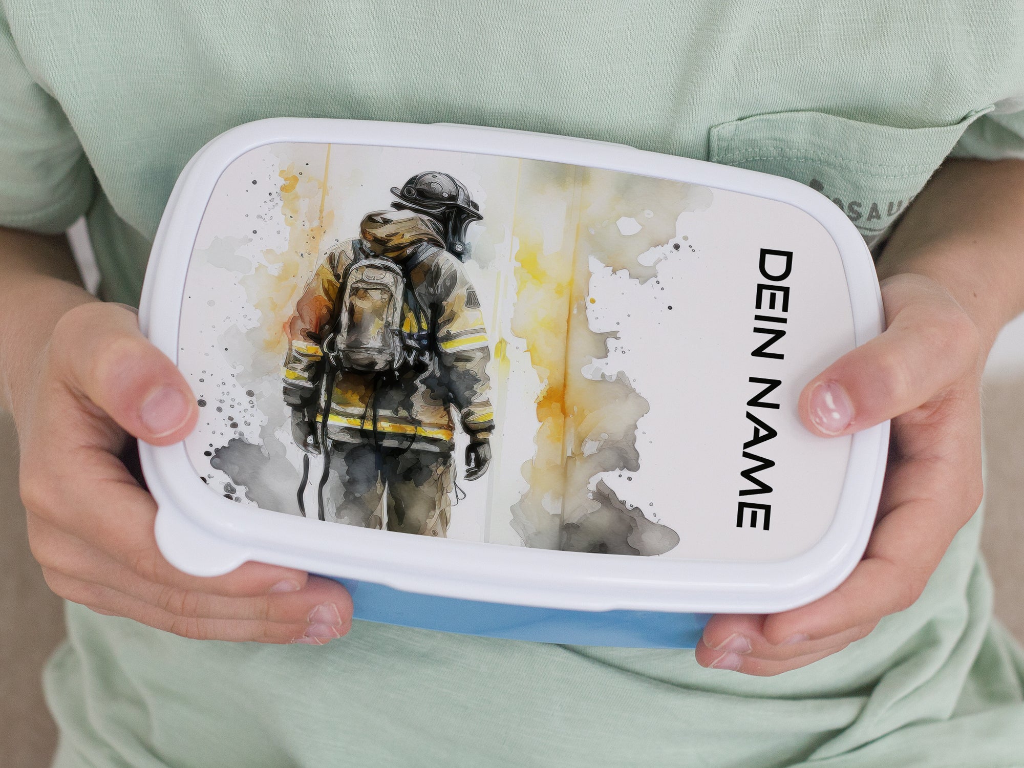 Personalisierte Brotdose mit Feuerwehrmann-Illustration und weißem Deckel.