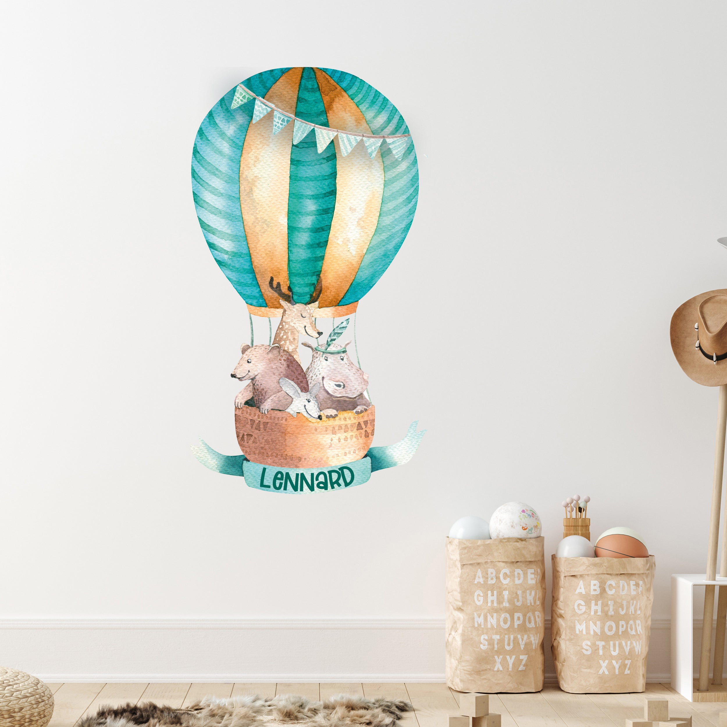 Wandtattoo mit türkisfarbenem Heißluftballon und Wunschname im Kinderzimmer