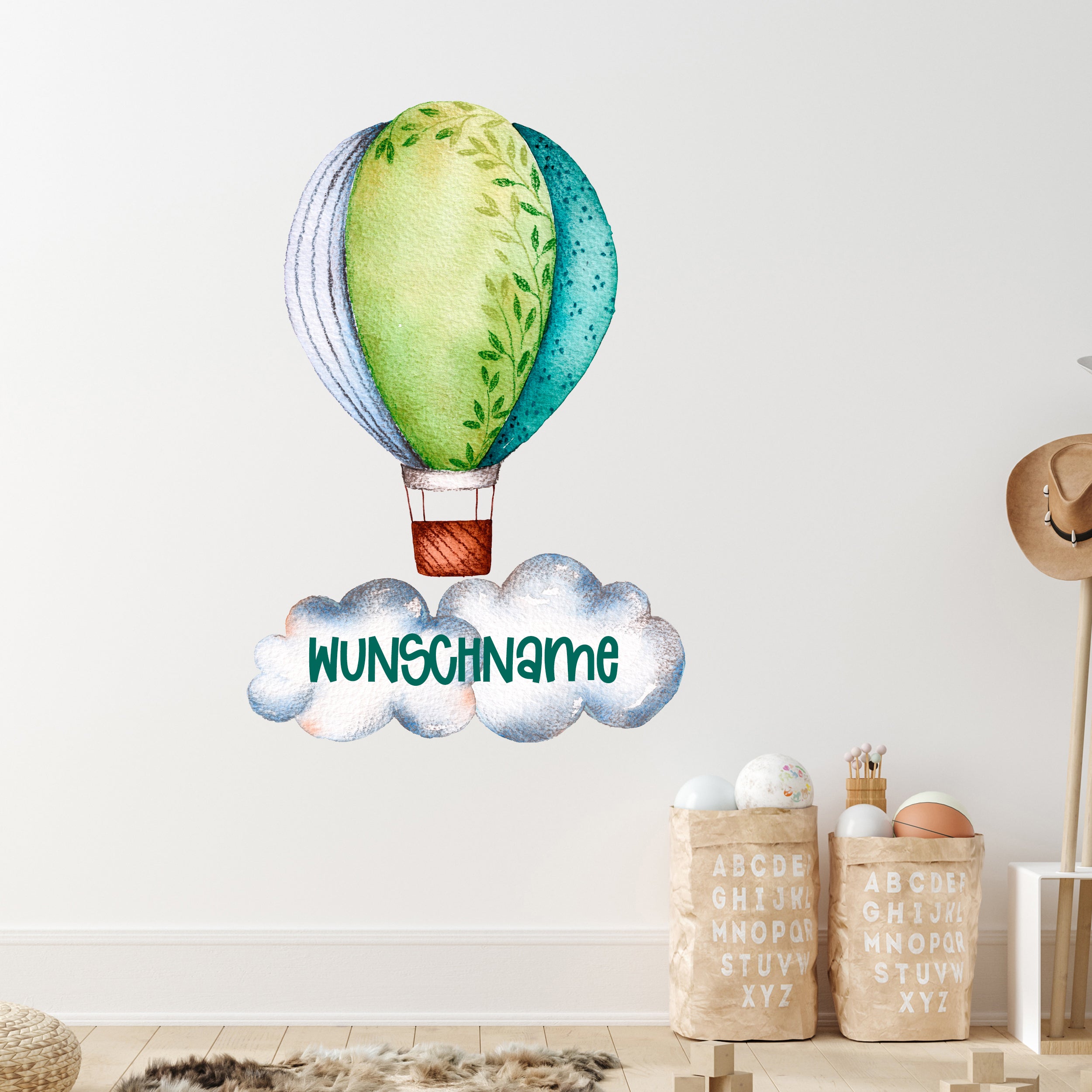 Wandtattoo mit grünem Heißluftballon und Wunschname im Kinderzimmer