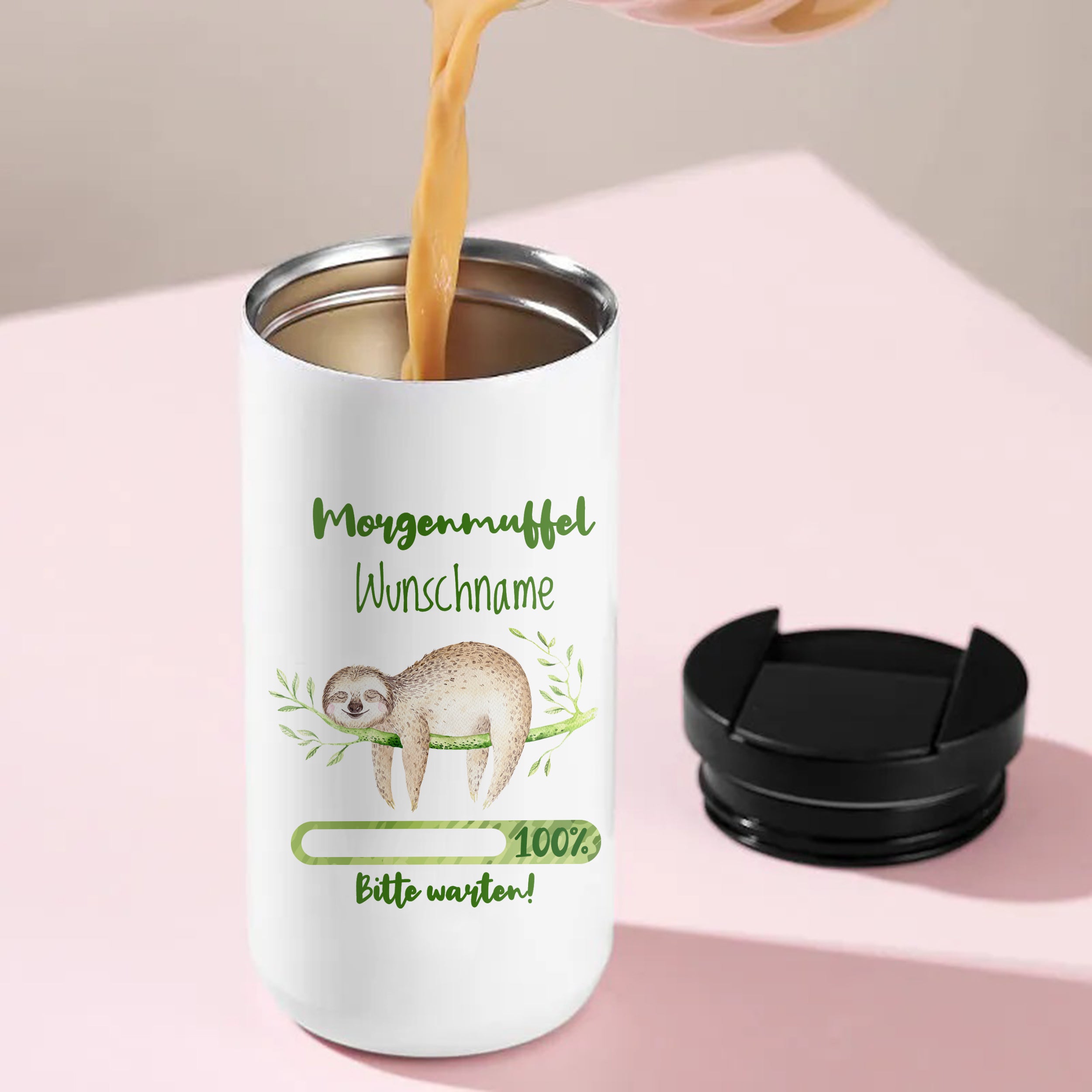 Weißer Becher mit Faultier und Aufschrift „Morgenmuffel Wunschname“.