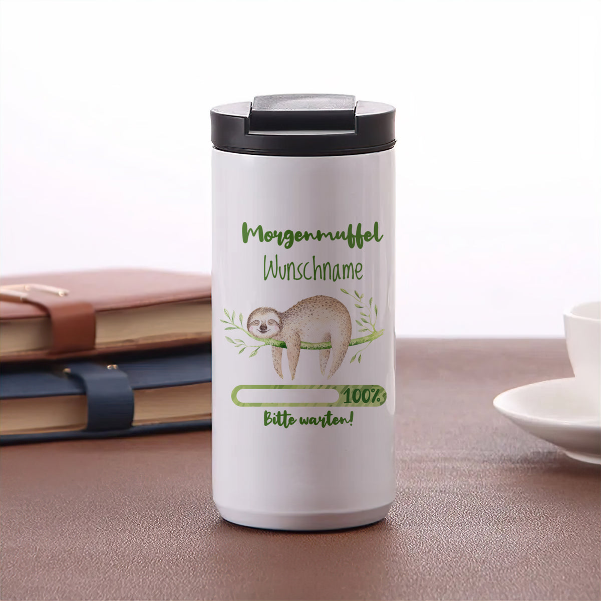 Weißer Thermobecher mit Faultier und personalisierbarem Text.