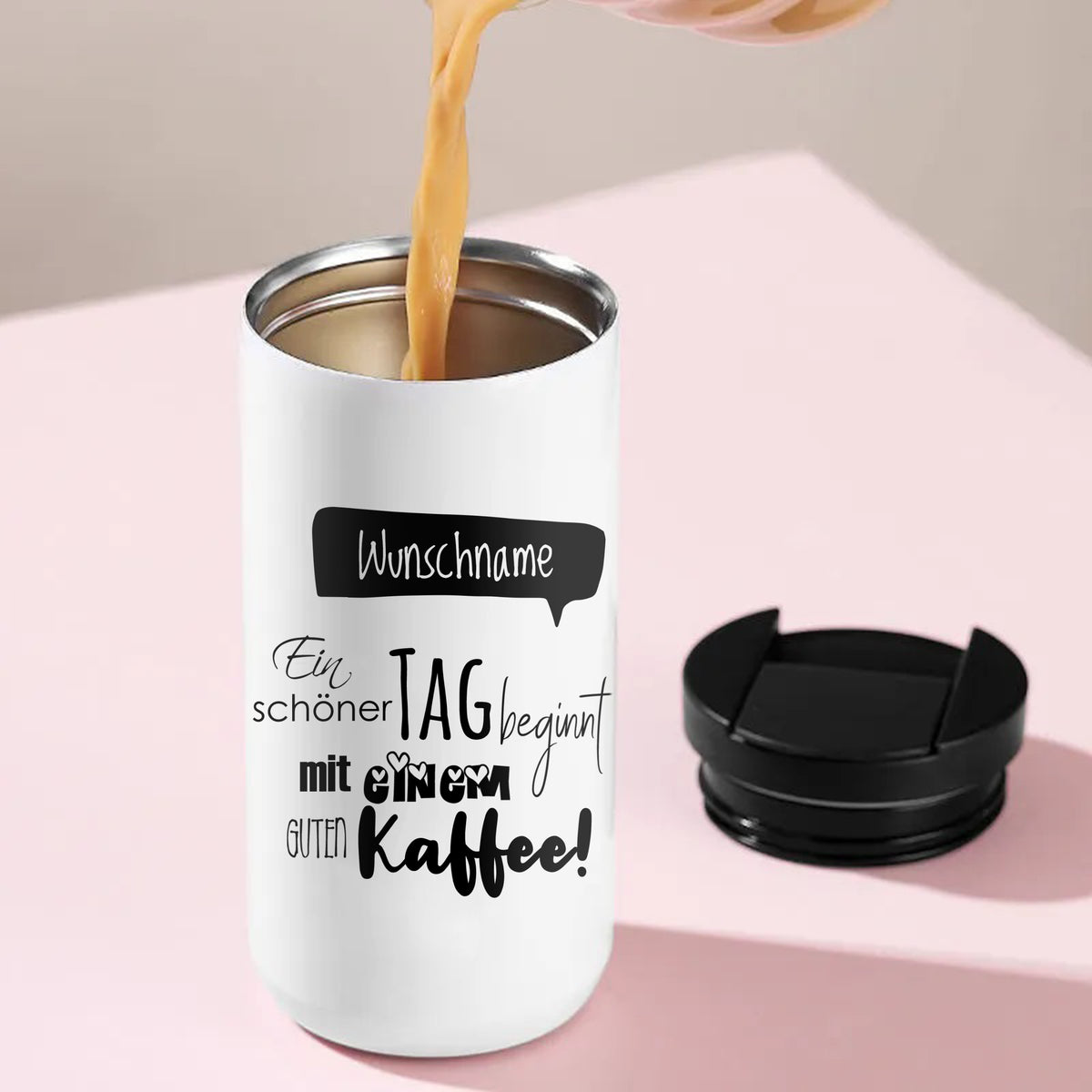 Weißer Kaffeebecher mit personalisiertem Text und schwarzem Deckel.