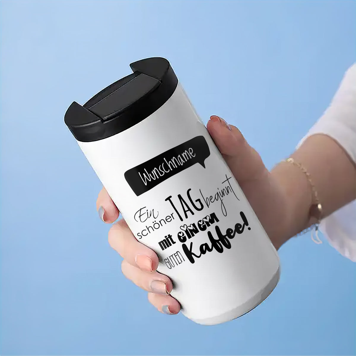 Weißer Kaffeebecher mit schwarzem Aufdruck und Spruch.