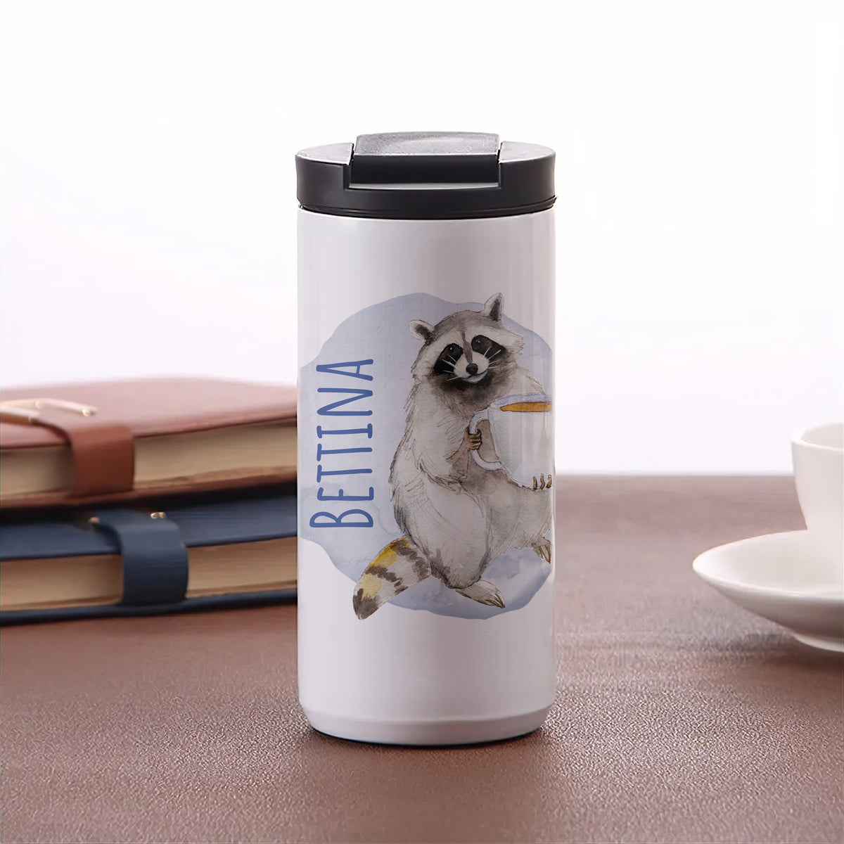 Weißer Kaffeebecher mit Waschbär und dem Namen Bettina.