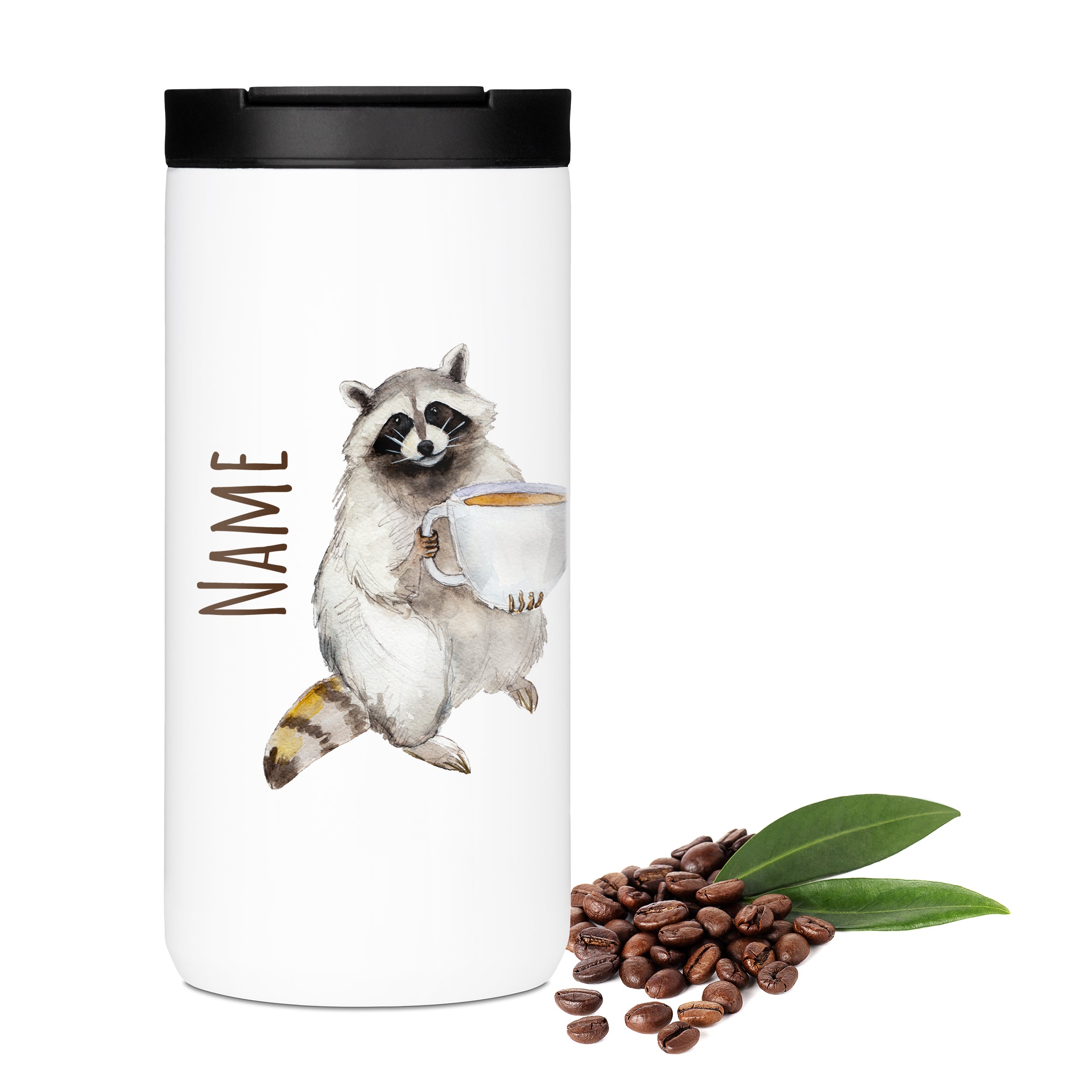 Weißer Kaffeebecher mit Waschbär und Kaffeebohnen.