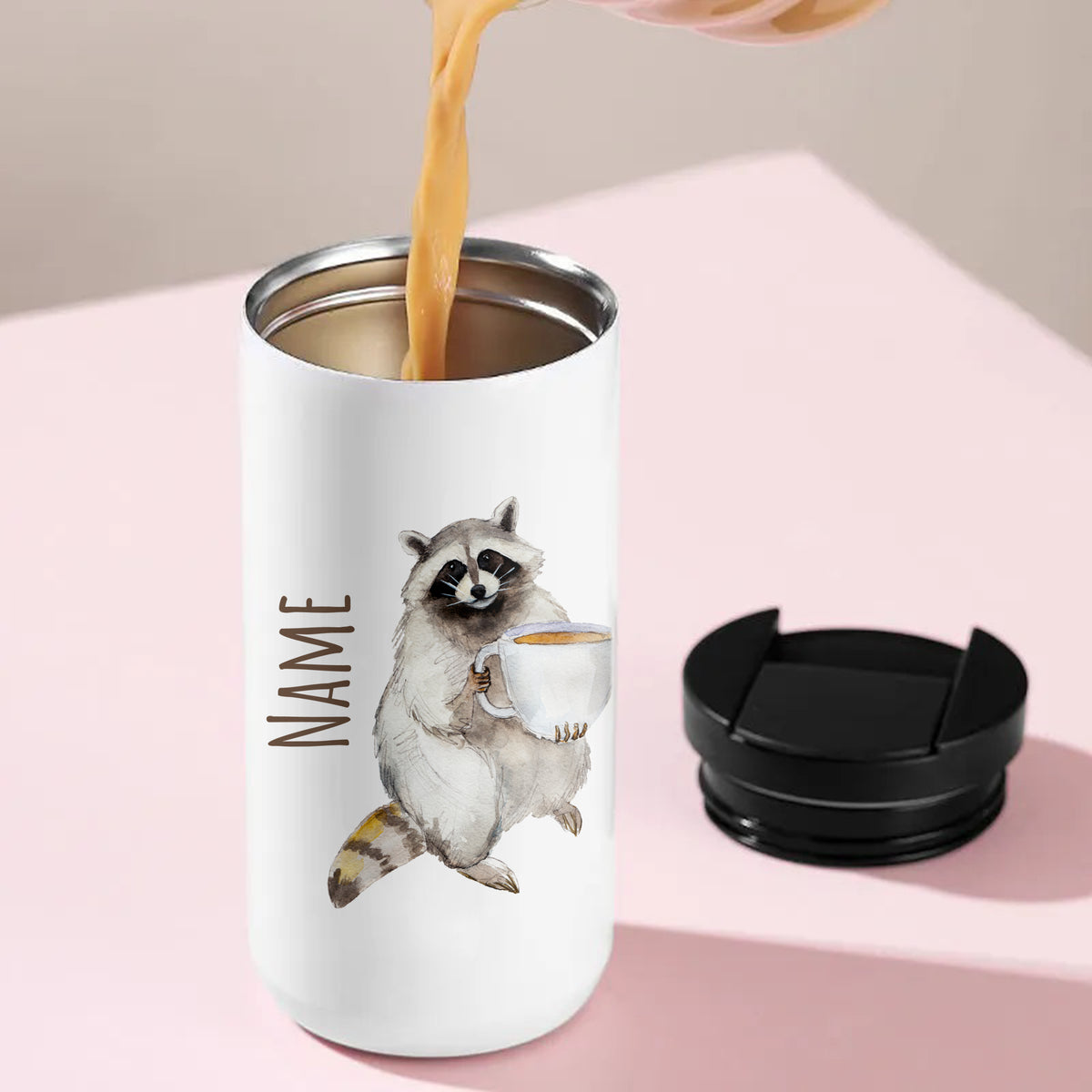 Weißer Kaffeebecher mit Waschbär-Illustration und personalisierbarem Namen.