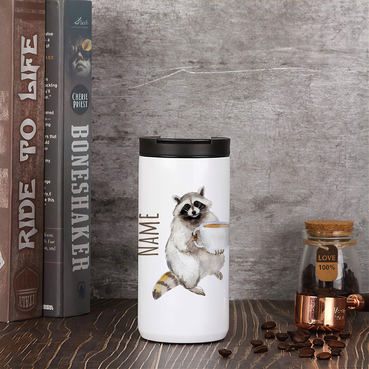 Weißer Kaffeebecher mit Waschbär-Illustration und personalisierbarem Namen.