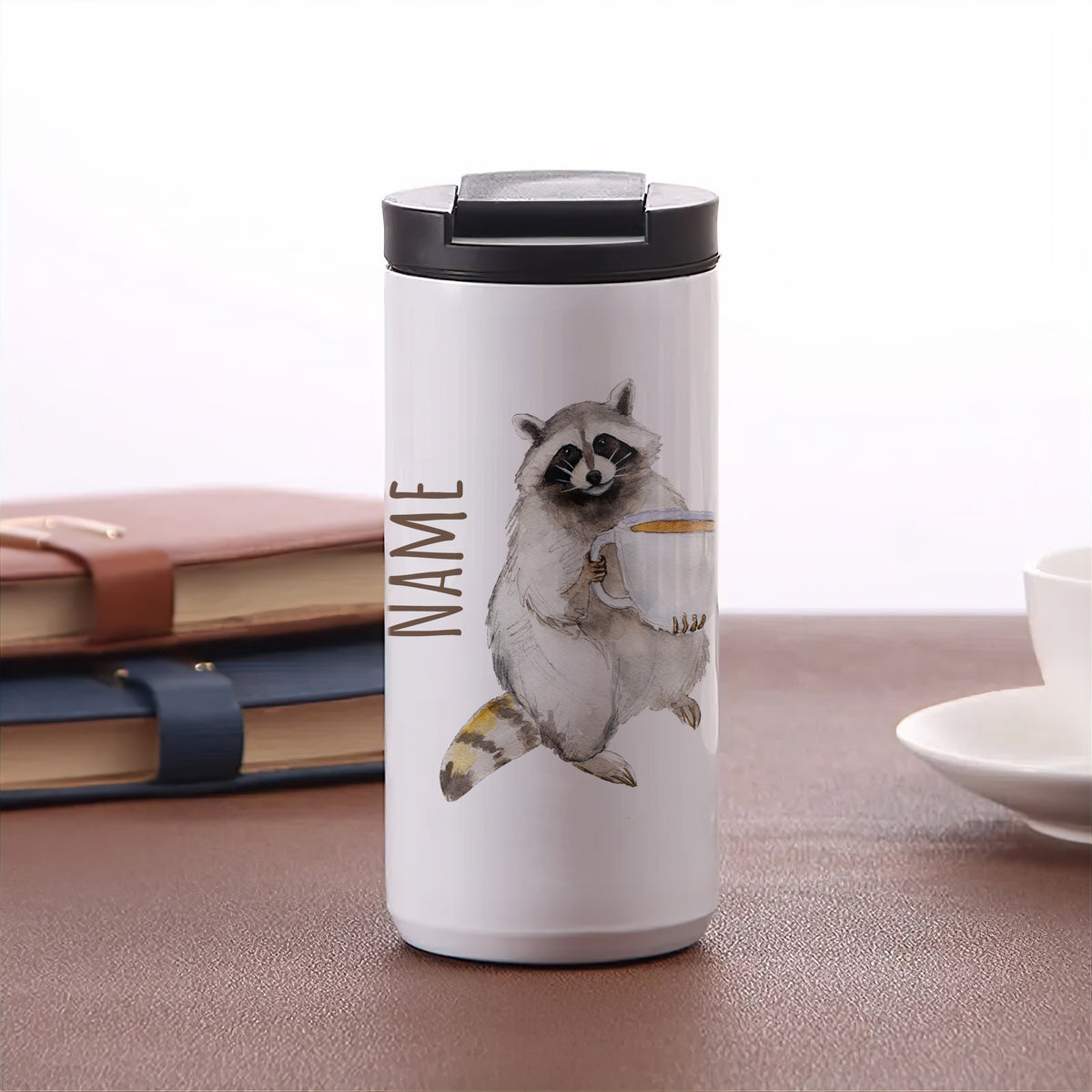 Weißer Thermobecher mit Waschbär-Illustration und Platz für Namen.