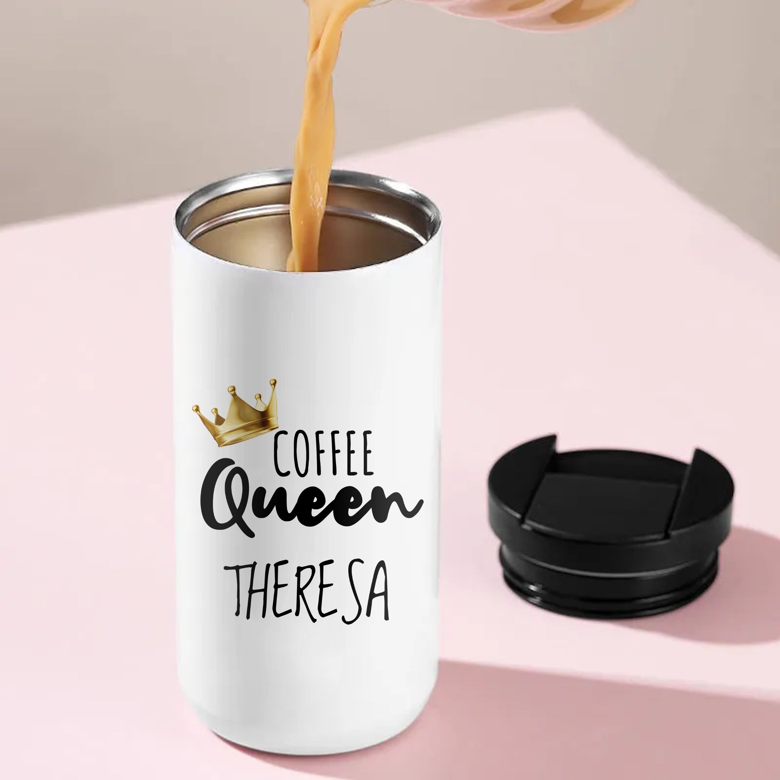 Weiße Kaffeetasse mit goldener Krone und Aufschrift "Coffee Queen Theresa".