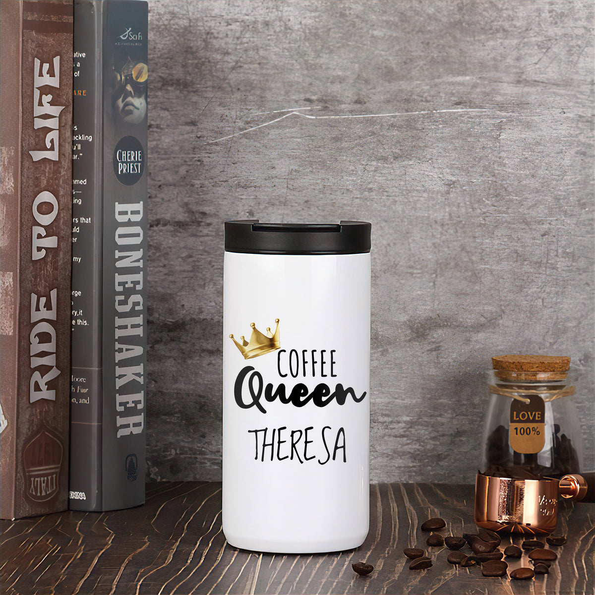 Weißer Kaffeebecher mit Aufschrift "Coffee Queen Theresa" und Krone.