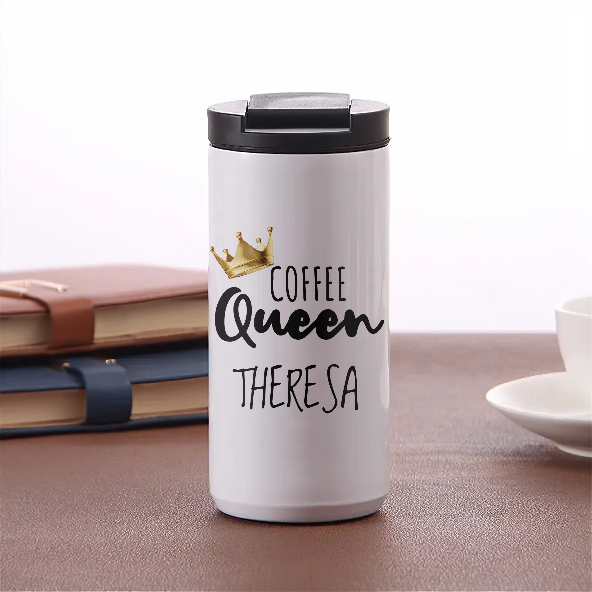 Weißer Kaffeebecher mit "Coffee Queen" und Krone.
