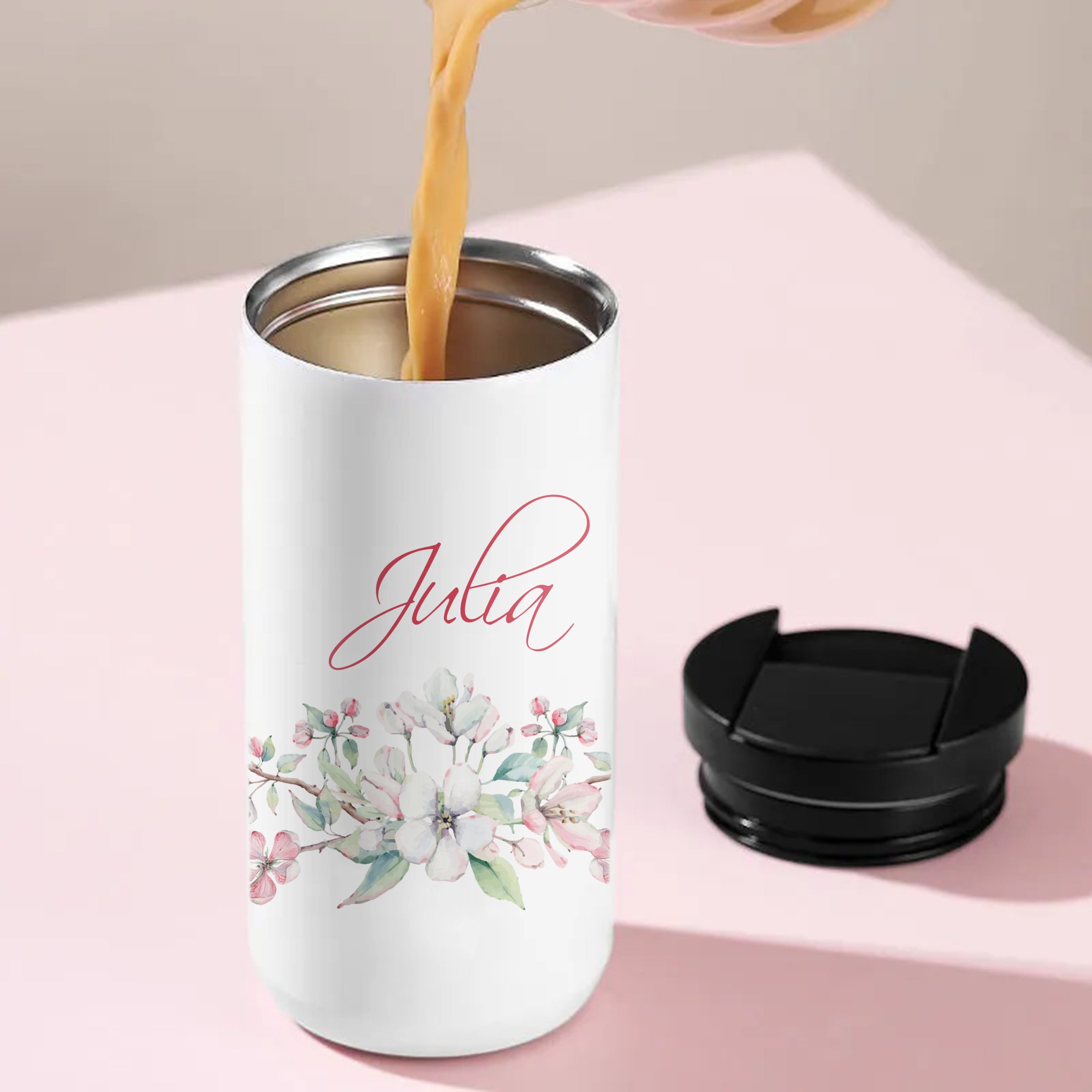 Weißer Edelstahlbecher mit floralem Design und personalisiertem Namen.