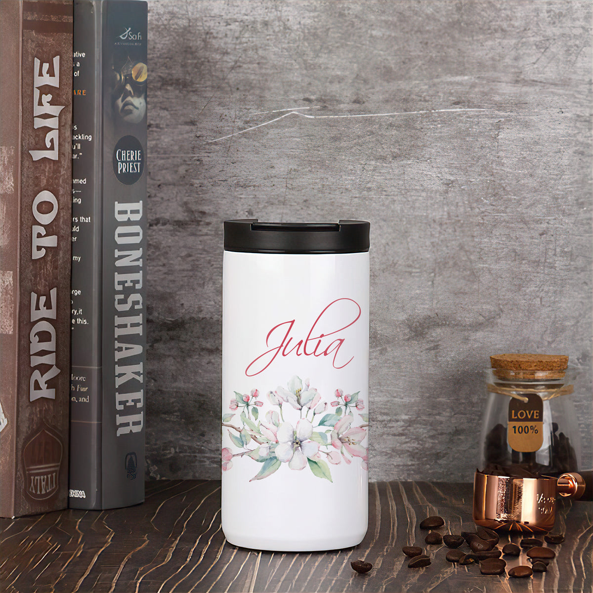 Weißer Kaffeebecher mit floralem Design und dem Namen Julia.