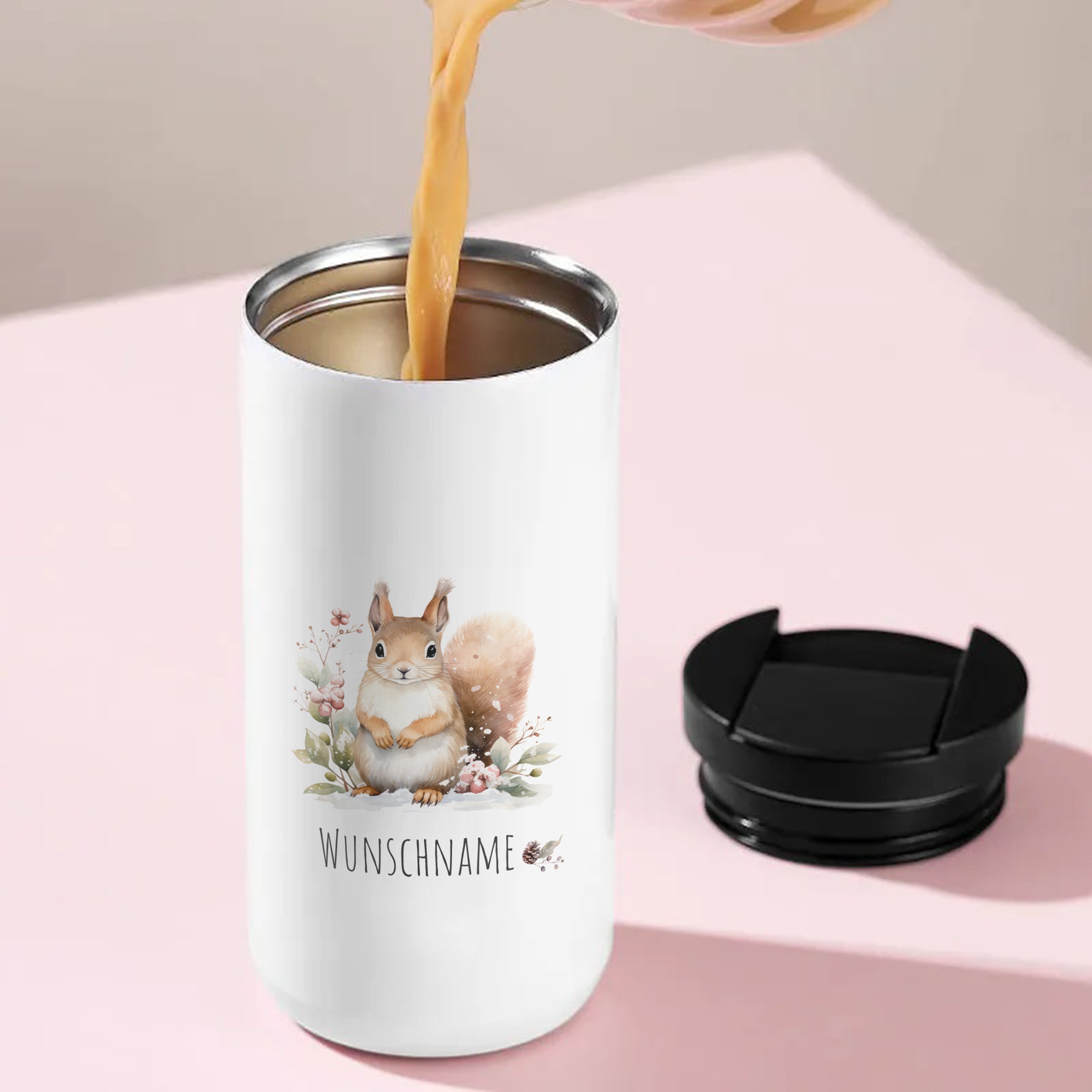 Weißer Thermobecher mit Eichhörnchen und Wunschname.