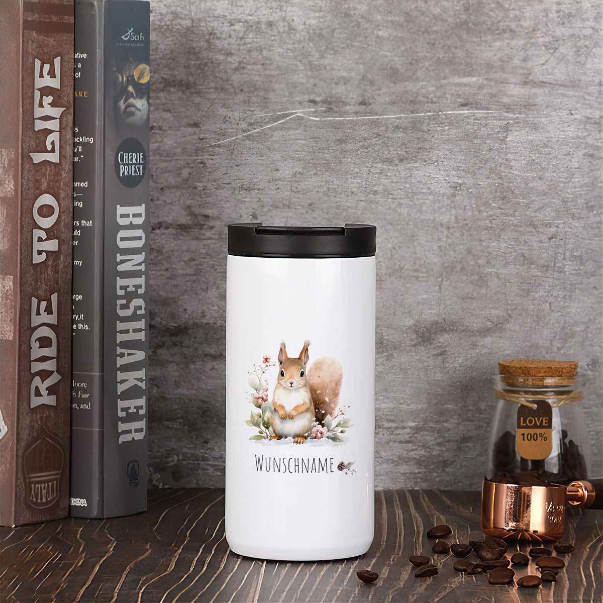 Weißer Thermobecher mit Eichhörnchen und personalisierbarem Text.