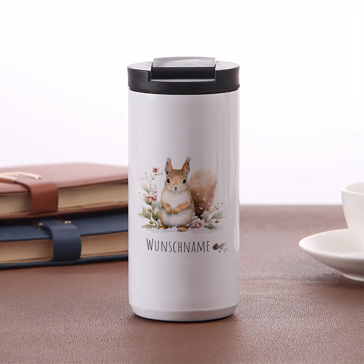 Weißer Thermobecher mit Eichhörnchen und Wunschname.