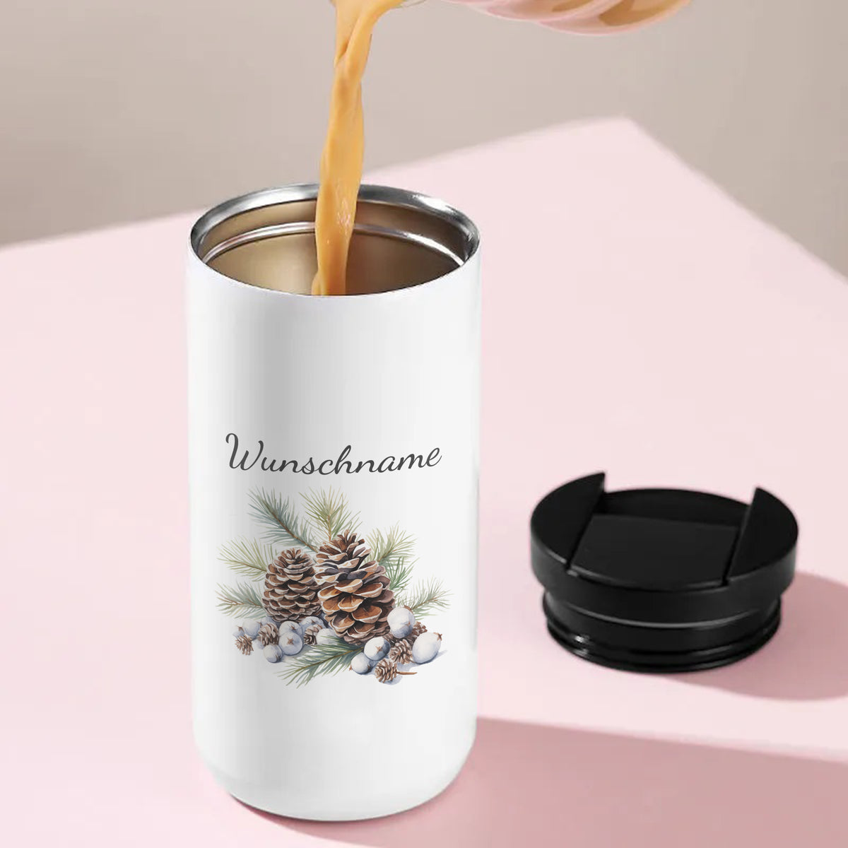 Weißer Becher mit Tannenzapfen und Wunschname.